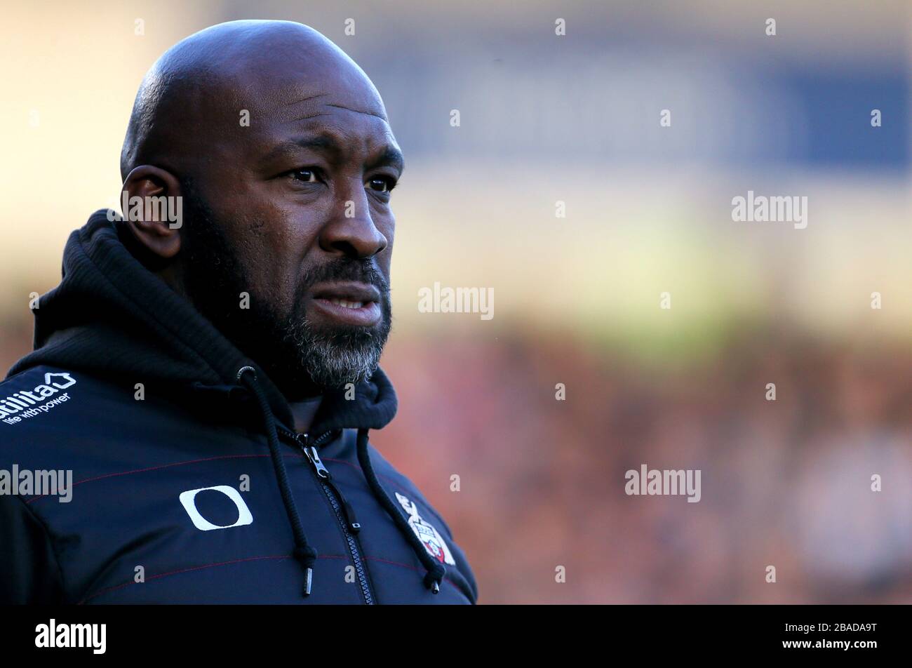 Darren Moore, manager di Doncaster Rovers, guarda l'azione della partita dalla linea di contatto Foto Stock