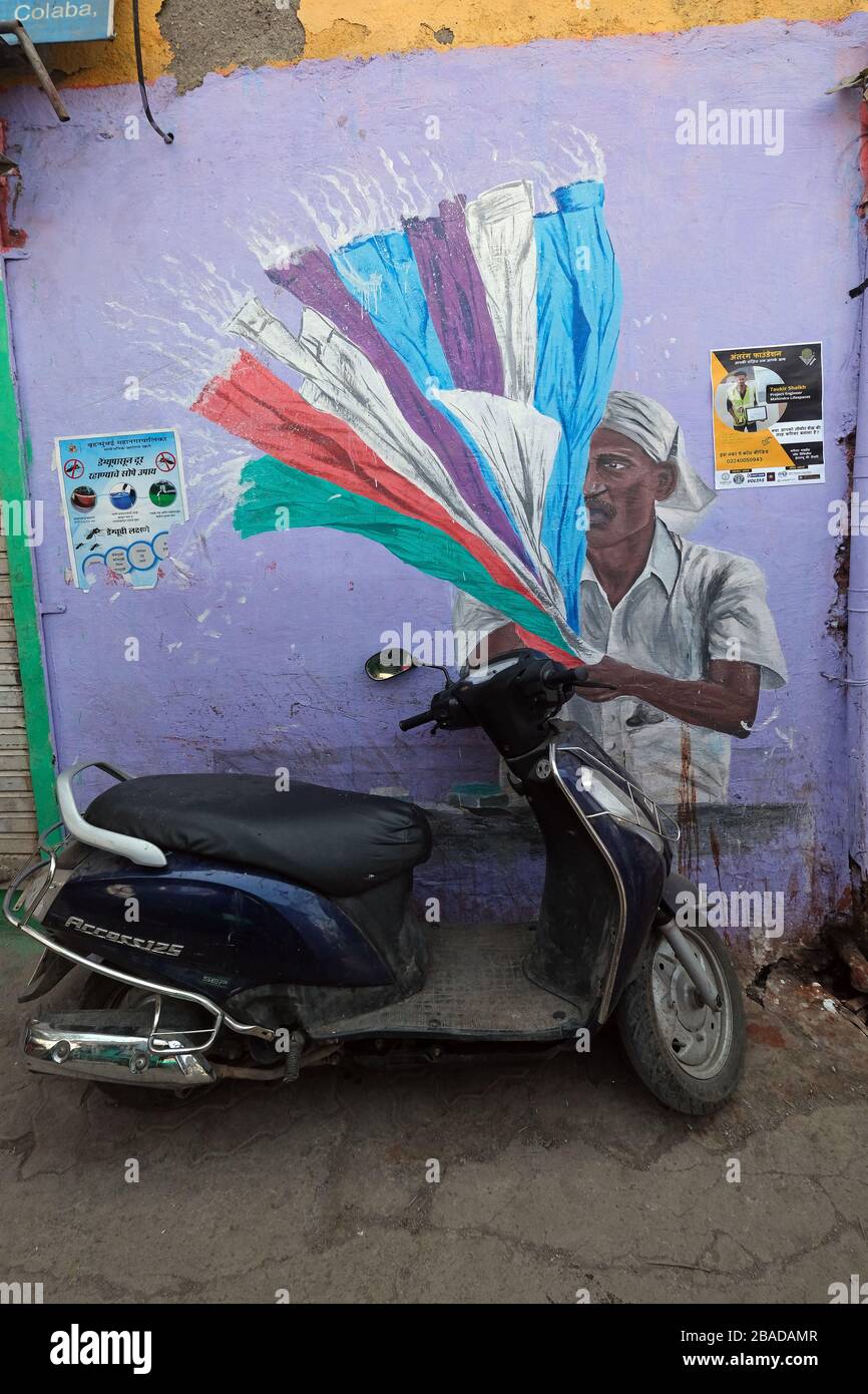 Graffiti murali a Dhobi Ghat lavanderia all'aperto a Mumbai, India Foto Stock