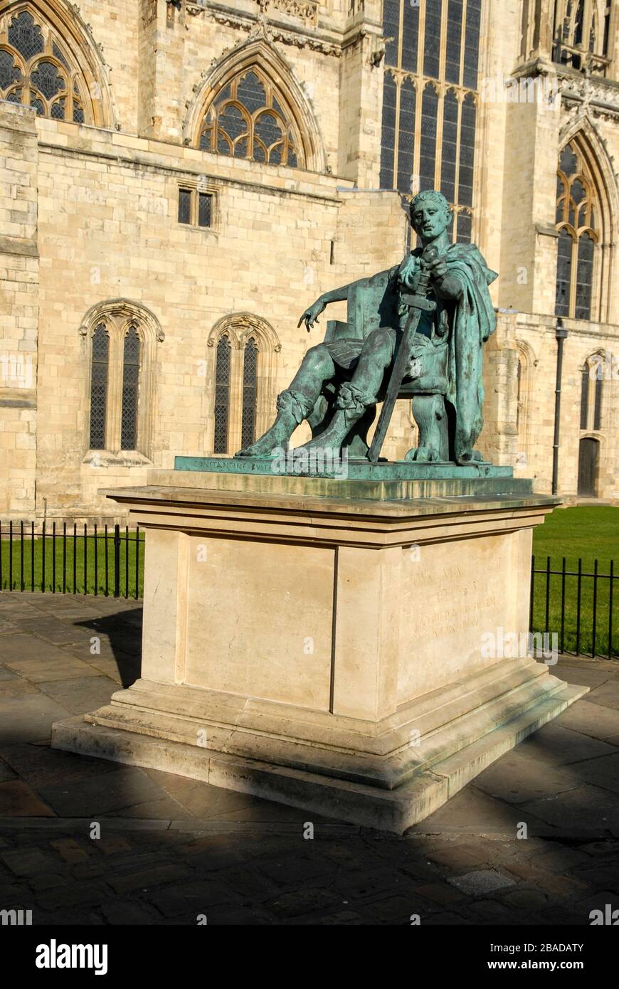 Una statua dell'imperatore romano, Costantino il Grande, 274-337 d.C., all'interno del quartiere di York Minster nella città di York, Yorkshire, Gran Bretagna. Consta Foto Stock