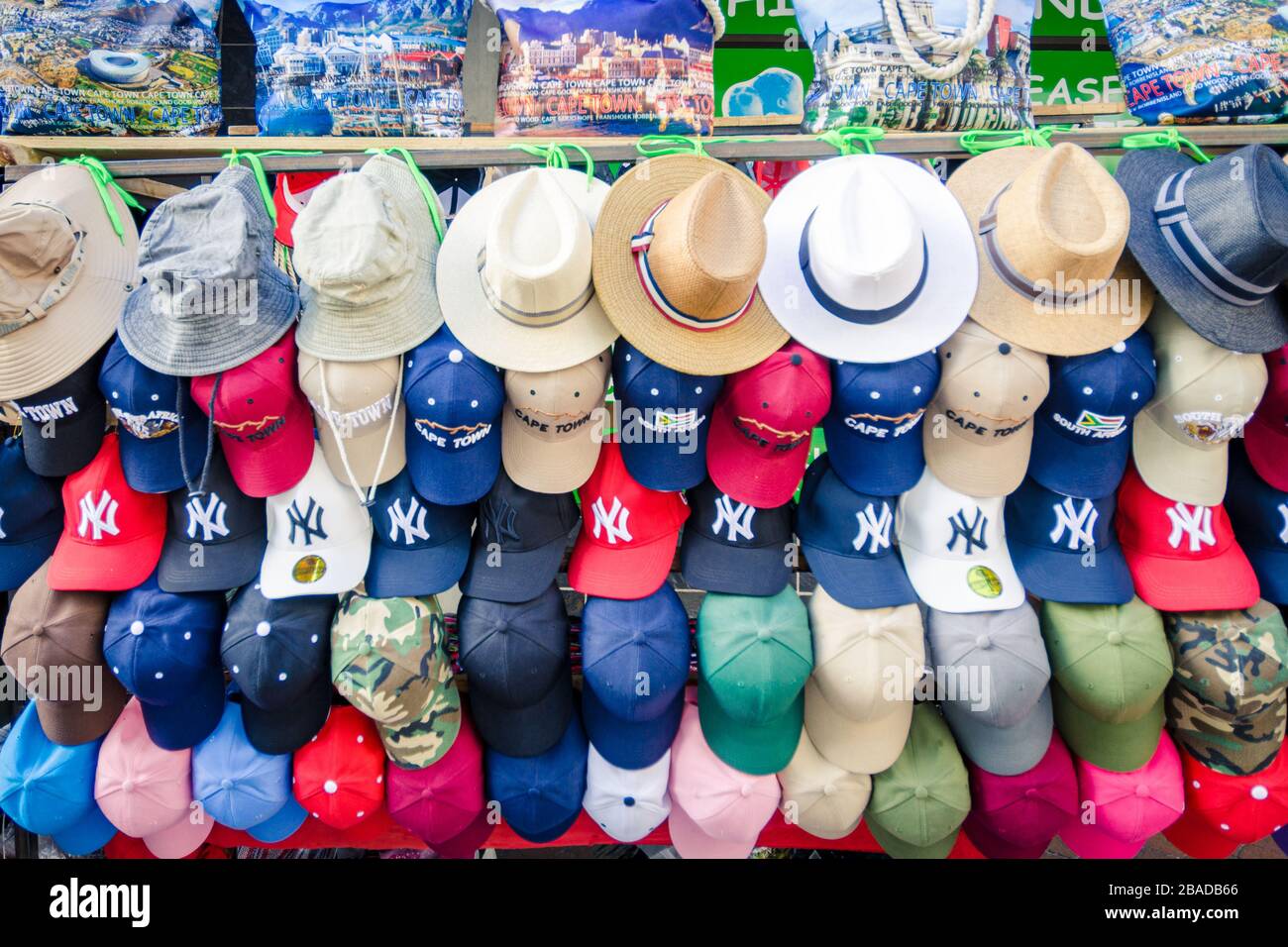 Cappelli, cappelli e borse con loghi sui venditori ambulanti stallo Città del Capo Sud Africa Foto Stock