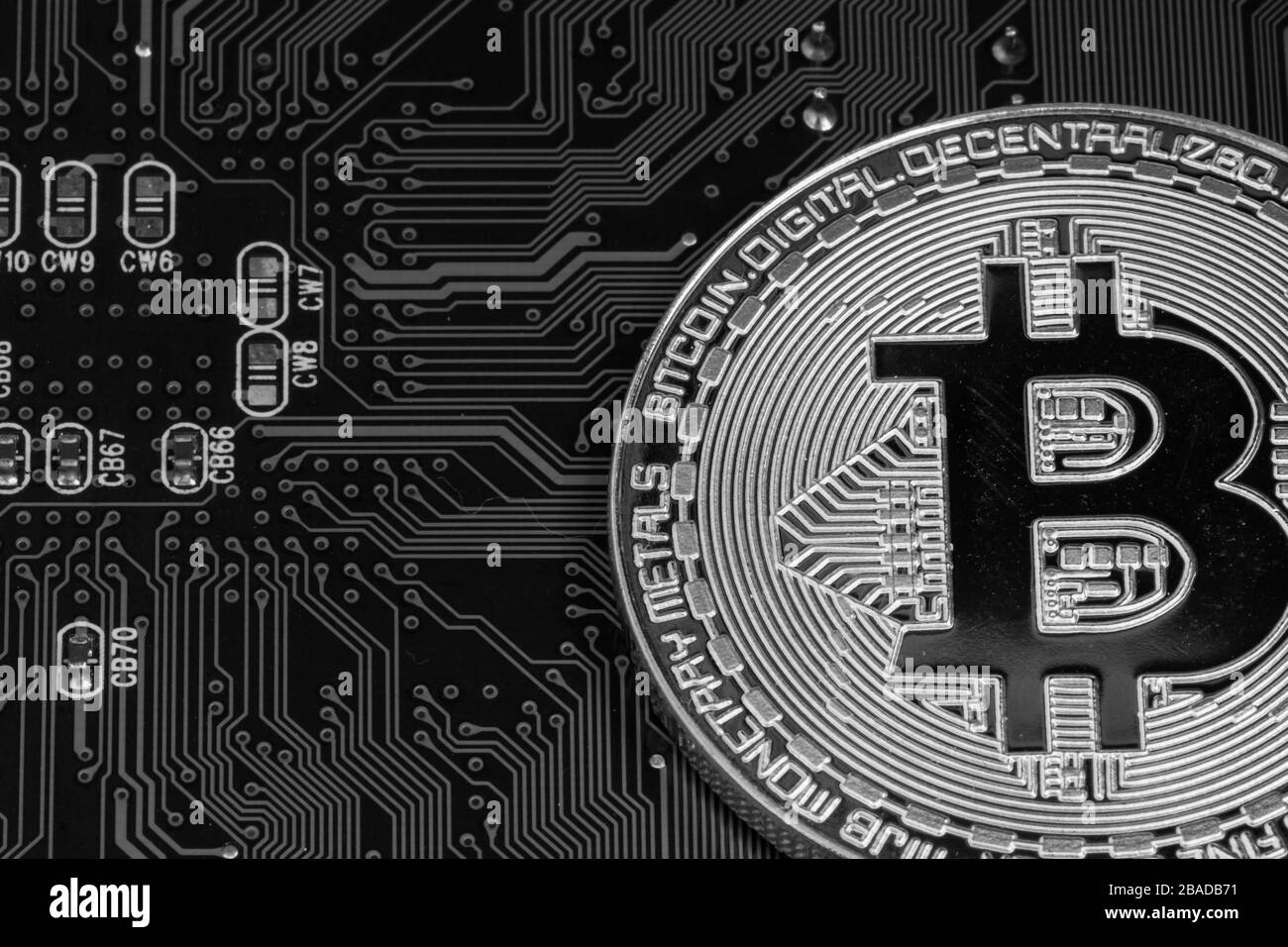 Bitcoin valuta closeup concetto finanziario. Denaro virtuale di criptovaluta. Bitcoin, etereum cripto valuta computer mining concetto. Foto Stock