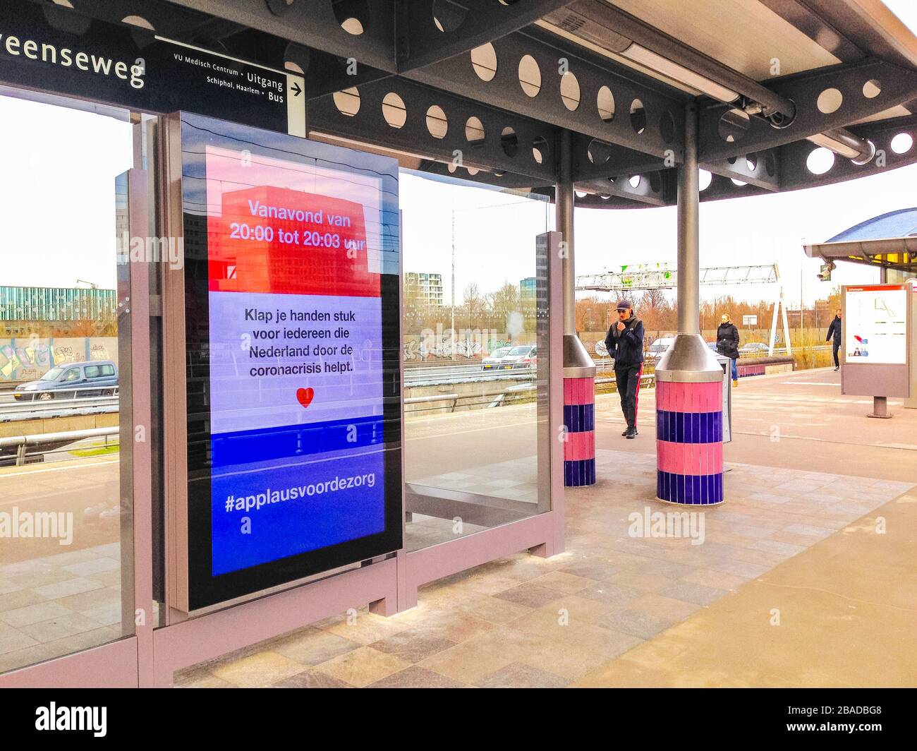 Amsterdam, Paesi Bassi 17 marzo 2020: Un annuncio pubblico sulla piattaforma di Amsterdam della metrostazione invita tutti ad applauso quella sera per le guardiani della crisi della corona. Foto Stock