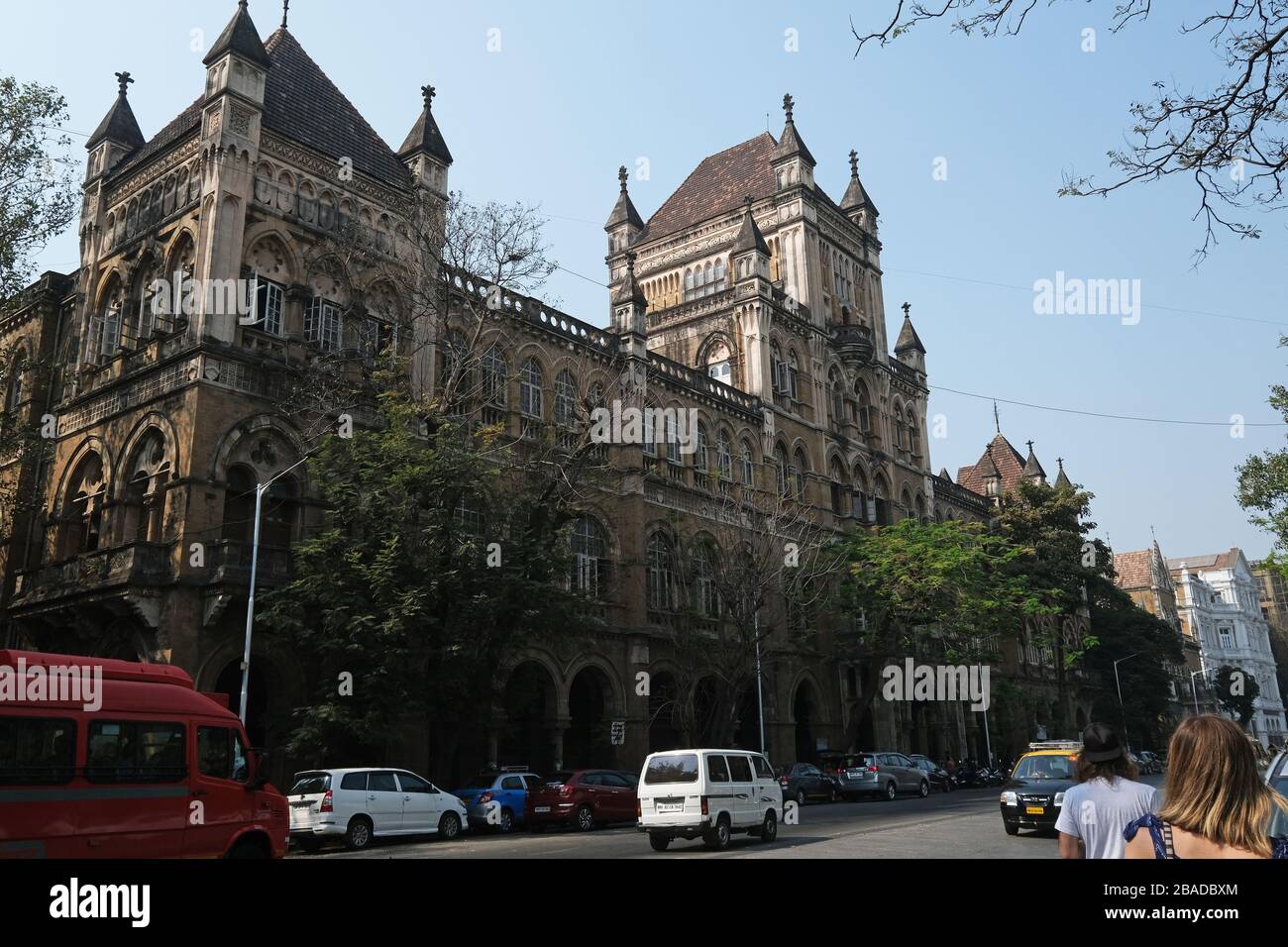 L'era coloniale Elphinstone College in Mahatma Gandhi Road, Kala Ghoda, Fort, Mumbai, India Foto Stock