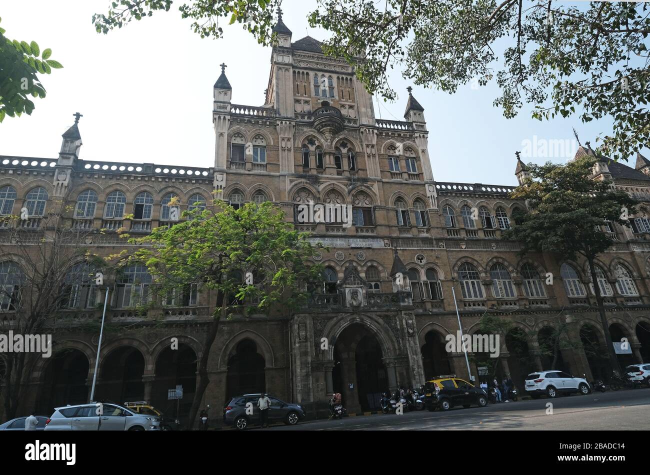 L'era coloniale Elphinstone College in Mahatma Gandhi Road, Kala Ghoda, Fort, Mumbai, India Foto Stock