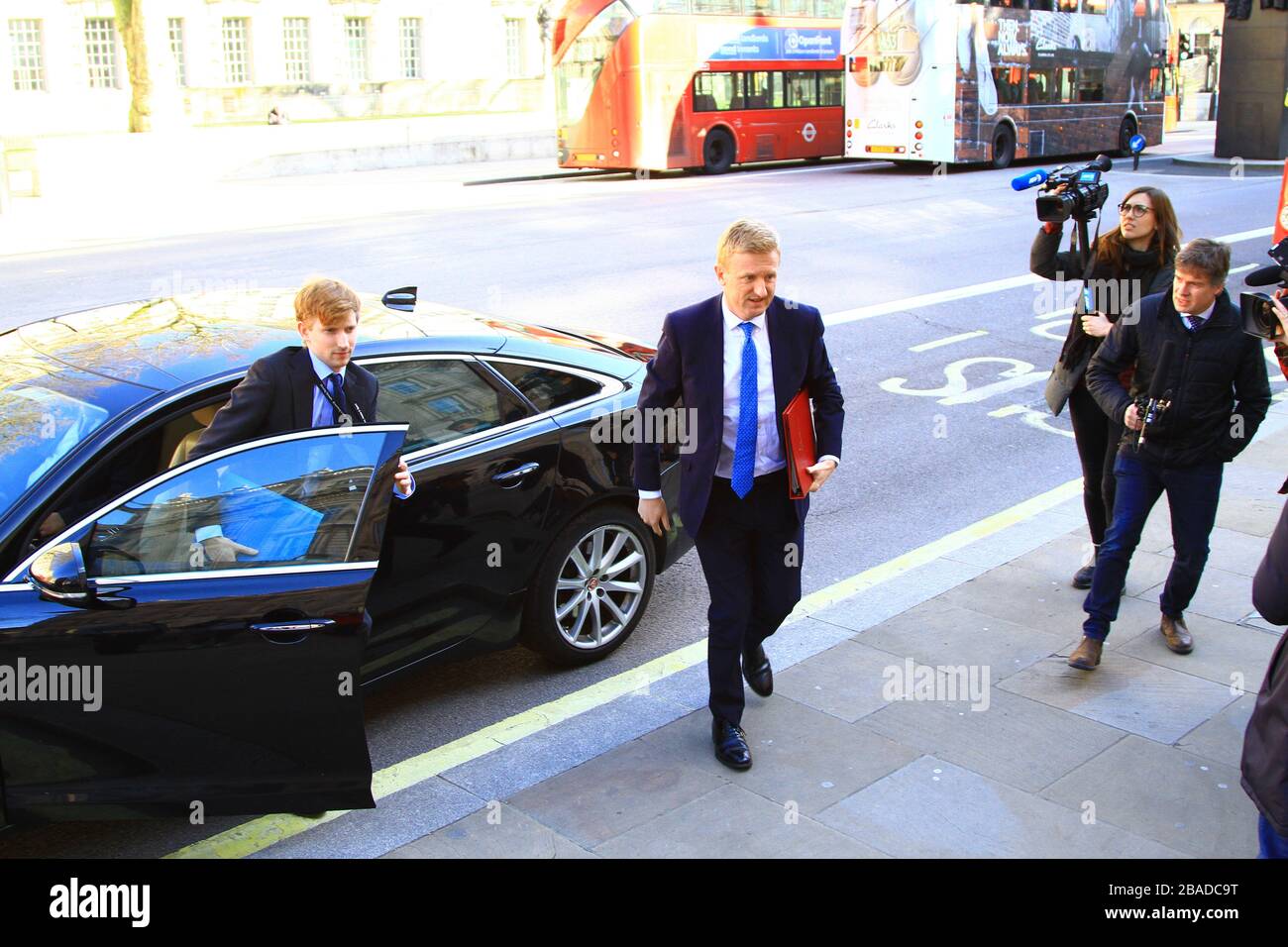 OLIVER DOWDEN MP CBE E SEGRETARIO DI STATO PER LA CULTURA DIGITALE, MEDIA E SPORT ARRIVA AL GABINETTO UFFICIO PER UN'EMERGENZA COBR [ COBRA ] INCONTRO CIRCA IL CORONAVIRUS COVID-19 PANDEMIC. GOVERNO DI BORIS JOHNSON 2020. MINISTRI. POLITICI BRITANNICI. POLITICA. PARTITO CONSERVATORE MPS. FESTA DI TORY. POLITICA DEL REGNO UNITO. MEMBRI DELLA CAMERA DEI COMUNI. MEMBRI DELL'UFFICIO DEL GABINETTO. Foto Stock
