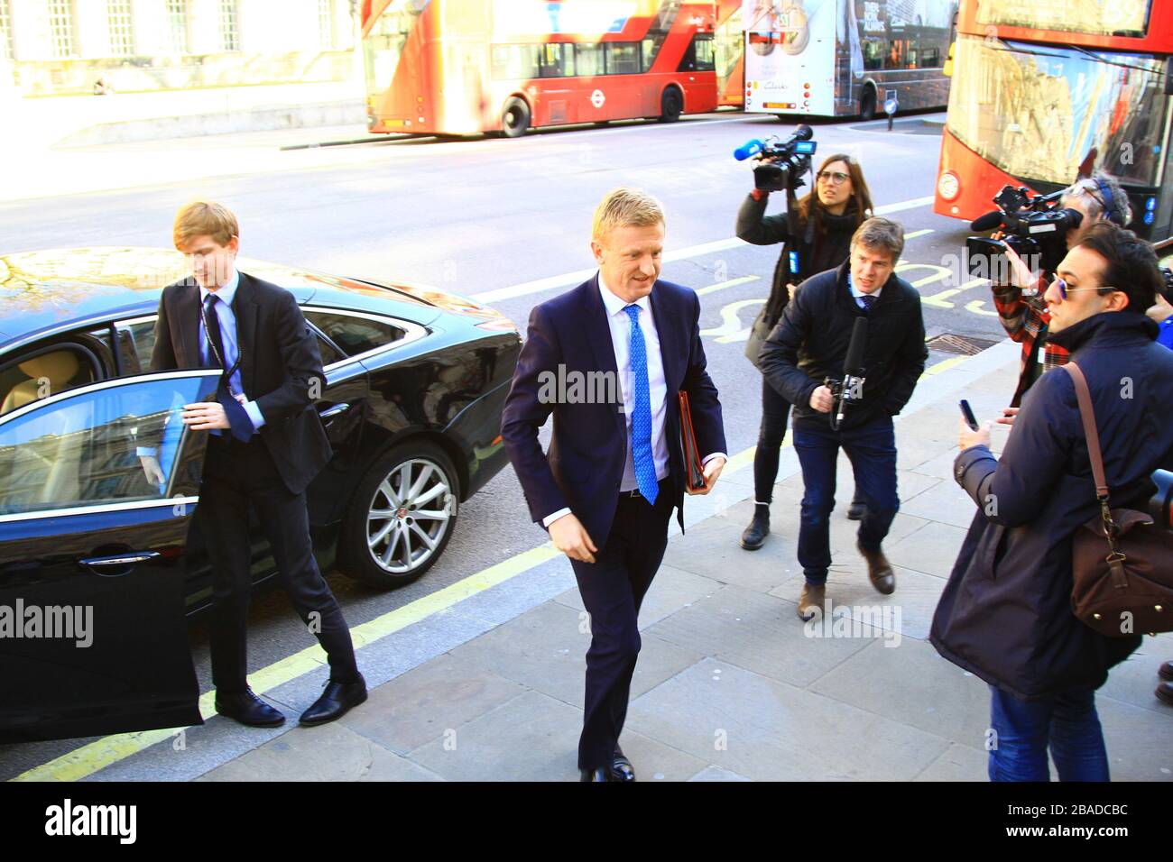 OLIVER DOWDEN MP CBE E SEGRETARIO DI STATO PER LA CULTURA DIGITALE, MEDIA E SPORT ARRIVA AL GABINETTO UFFICIO PER UN'EMERGENZA COBR [ COBRA ] INCONTRO CIRCA IL CORONAVIRUS COVID-19 PANDEMIC. GOVERNO DI BORIS JOHNSON 2020. MINISTRI. POLITICI BRITANNICI. POLITICA. PARTITO CONSERVATORE MPS. FESTA DI TORY. POLITICA DEL REGNO UNITO. MEMBRI DELLA CAMERA DEI COMUNI. MEMBRI DELL'UFFICIO DEL GABINETTO. Foto Stock