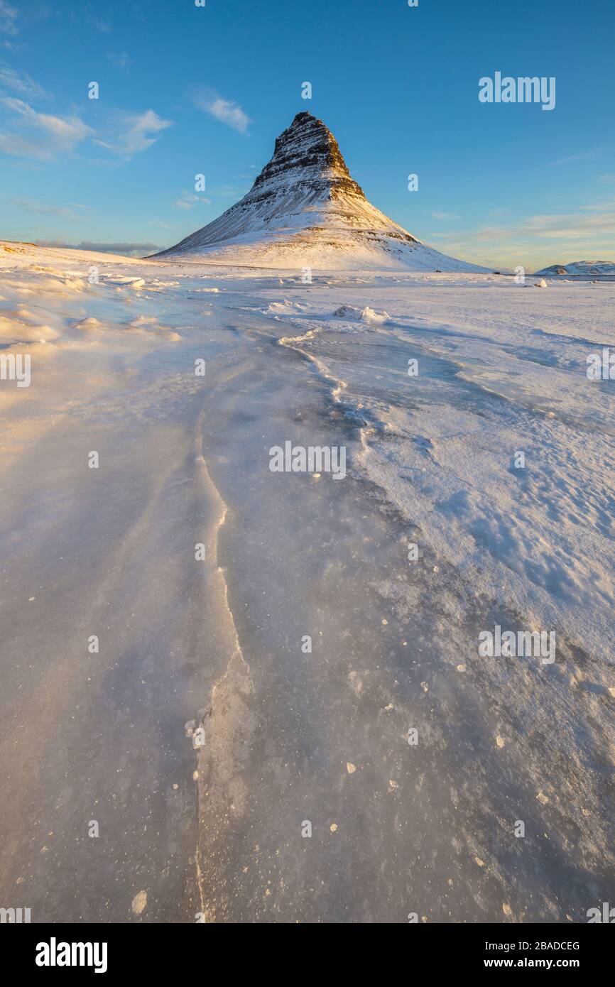 Crepe di ghiaccio a Kirkjufell, Grundarfjörður, penisola di Snæfellsnes, regione di Vesturland, Islanda, Europa del Nord Foto Stock