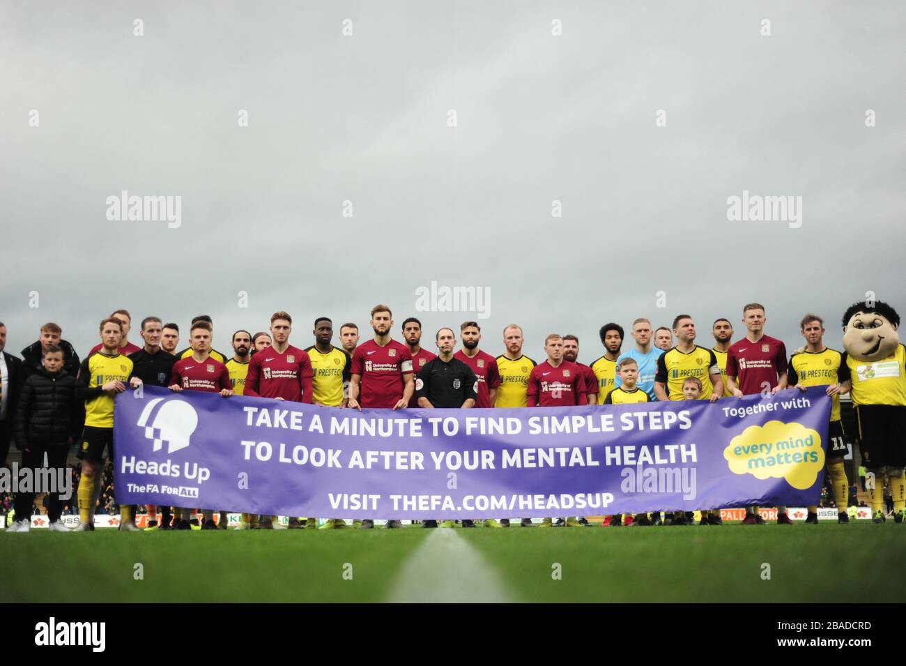 Una visione generale dei giocatori che detengono un banner di sensibilizzazione sulla salute mentale all'interno dello Stadio Pirelli Foto Stock