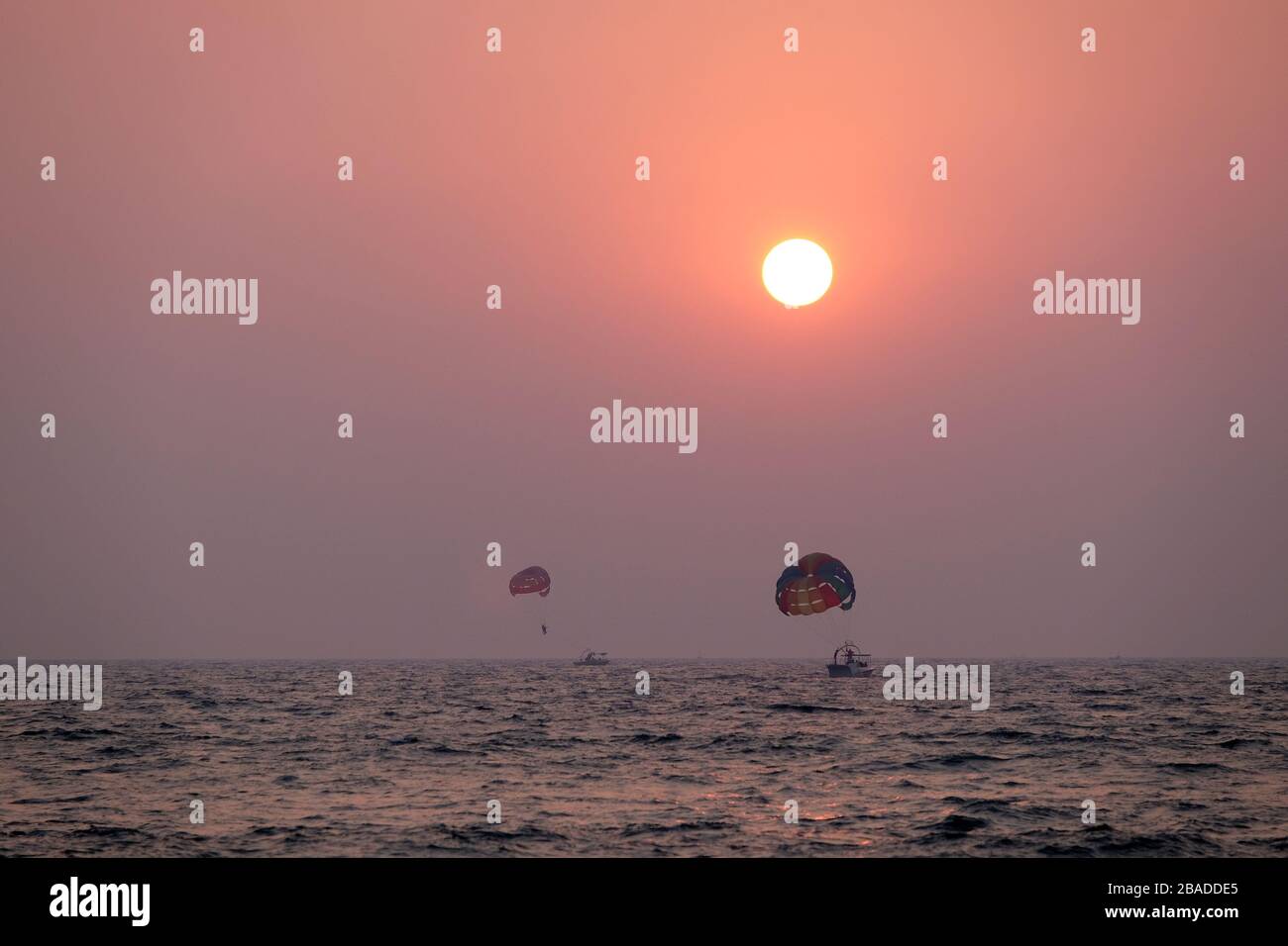 Tramonto a Candolim Beach, a Nord Goa, India Foto Stock