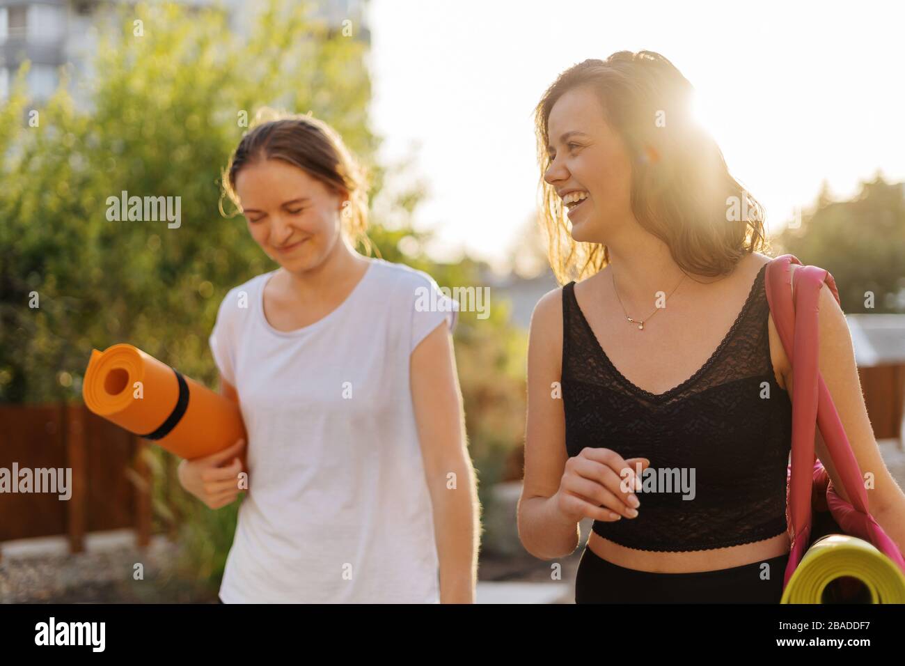 Due giovani donne belle in sportswear andando a fare allenamento sportivo, ginnastica, yoga. Un sano stile di vita sport concetto. Donne amicizia Foto Stock