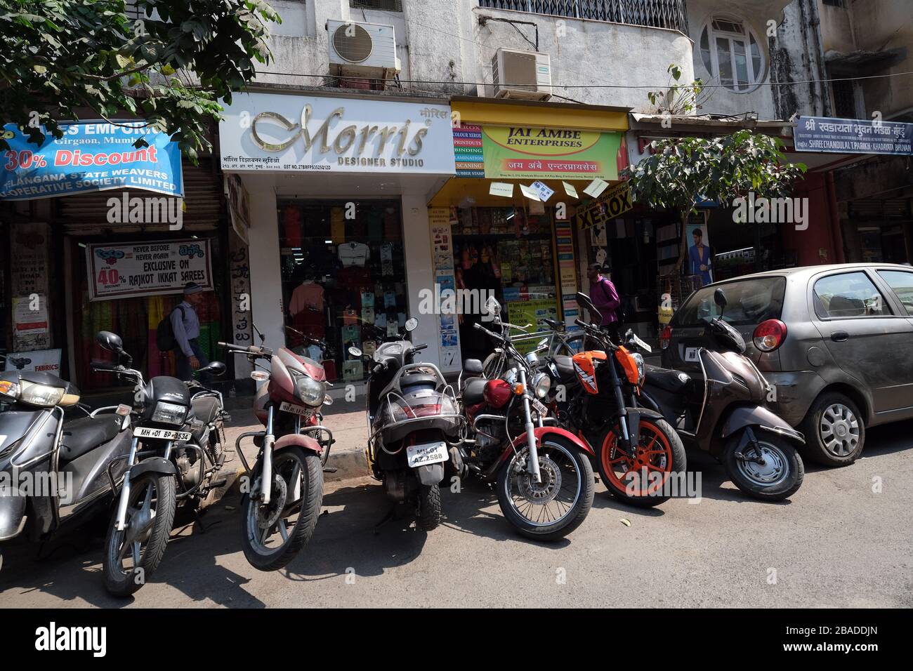 I veicoli parcheggiati fuori da un negozio di Mumbai, India Foto Stock