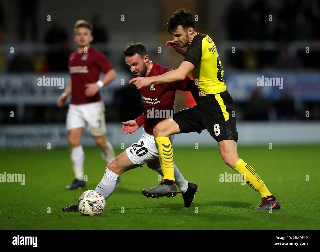 Scott Fraser di Burton Albion (a destra) e Matt Warburton di Northampton Town combattono per la palla Foto Stock