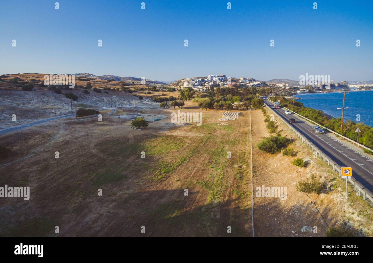 Vista aerea del Amathounta rovine e colonne in greco antico sito archeologico romano a Agios Tychonas, Limassol, Cipro. Amathus royal city rimane Foto Stock