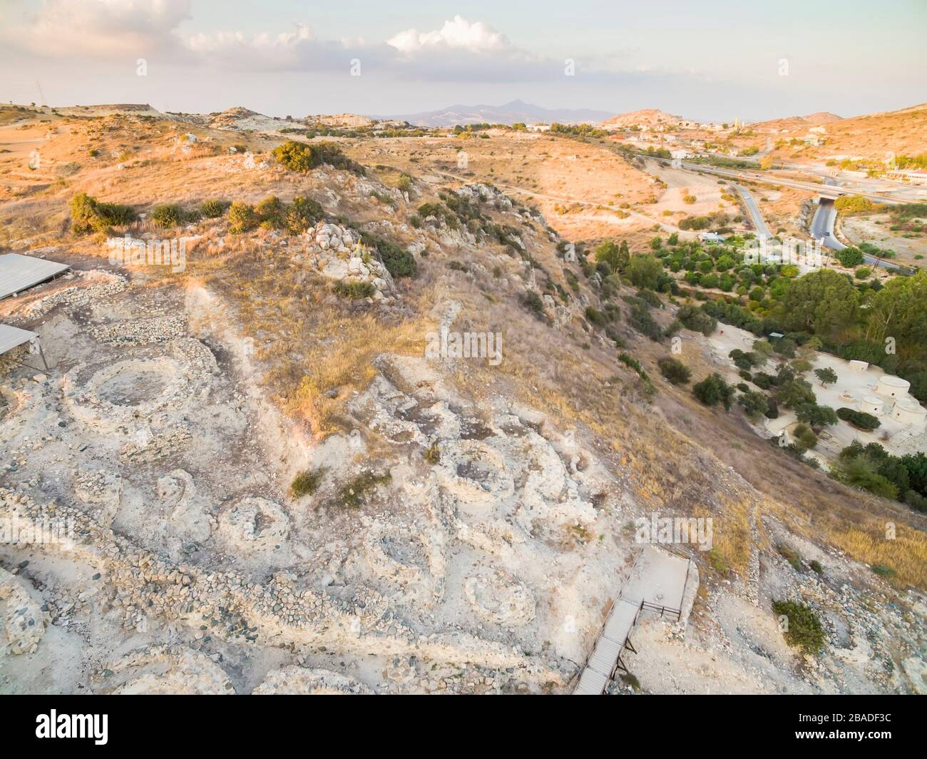Antenna ad occhio d'uccello del sito patrimonio mondiale dell'UNESCO Choirokoitia, Larnaca, Cipro. Vista di Khirokoitia, un preistorico del Neolitico antico siti archeologici Foto Stock