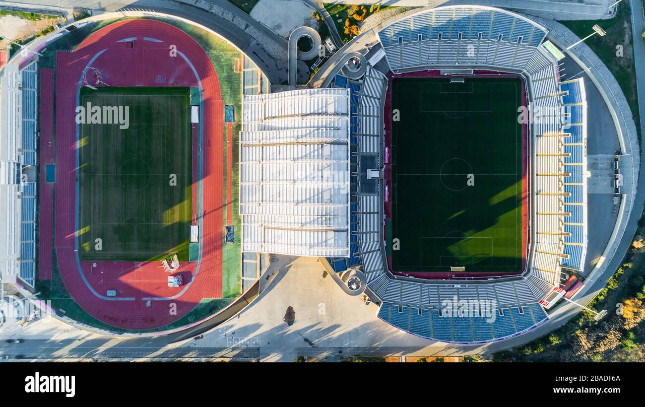 Antenna ad occhio d'uccello del SPG football Stadium e l'autostrada A1 a Latsia, Nicosia, Cipro. Il campo di calcio, atleta via, sedi e ausiliari di passo o Foto Stock