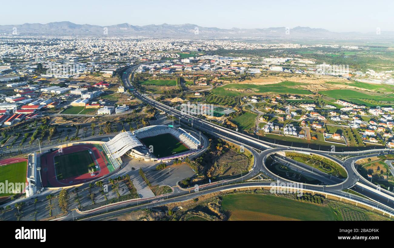 Antenna ad occhio d'uccello del SPG football Stadium, autostrada A1 e attorno a Latsia, Nicosia, Cipro. Il campo di calcio, atleta via, sedi e auxi Foto Stock