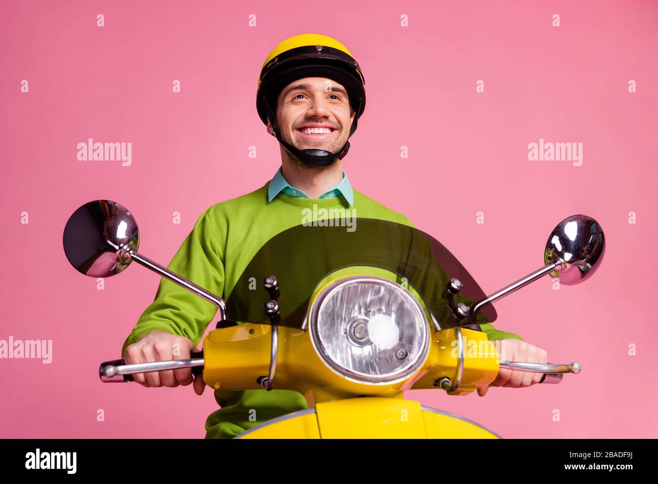 Ritratto del suo lui bello attraente sicuro contenuto allegro guy riding moto godendo passatempo di svago isolato su colore pastello rosa Foto Stock Ritratto del suo lui bello attraente sicuro contenuto allegro guy riding moto godendo passatempo di svago isolato su colore pastello rosa Foto Stock
