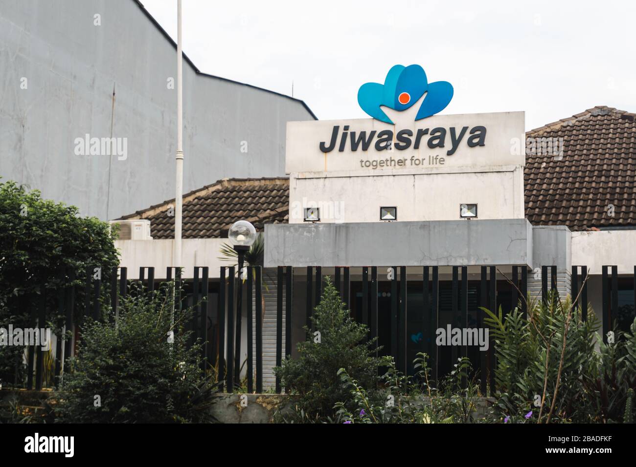 Bogor / Indonesia - 02132020 : edificio per uffici di Jiaasraya. Jivasraya è una compagnia di assicurazioni statale indonesiana Foto Stock