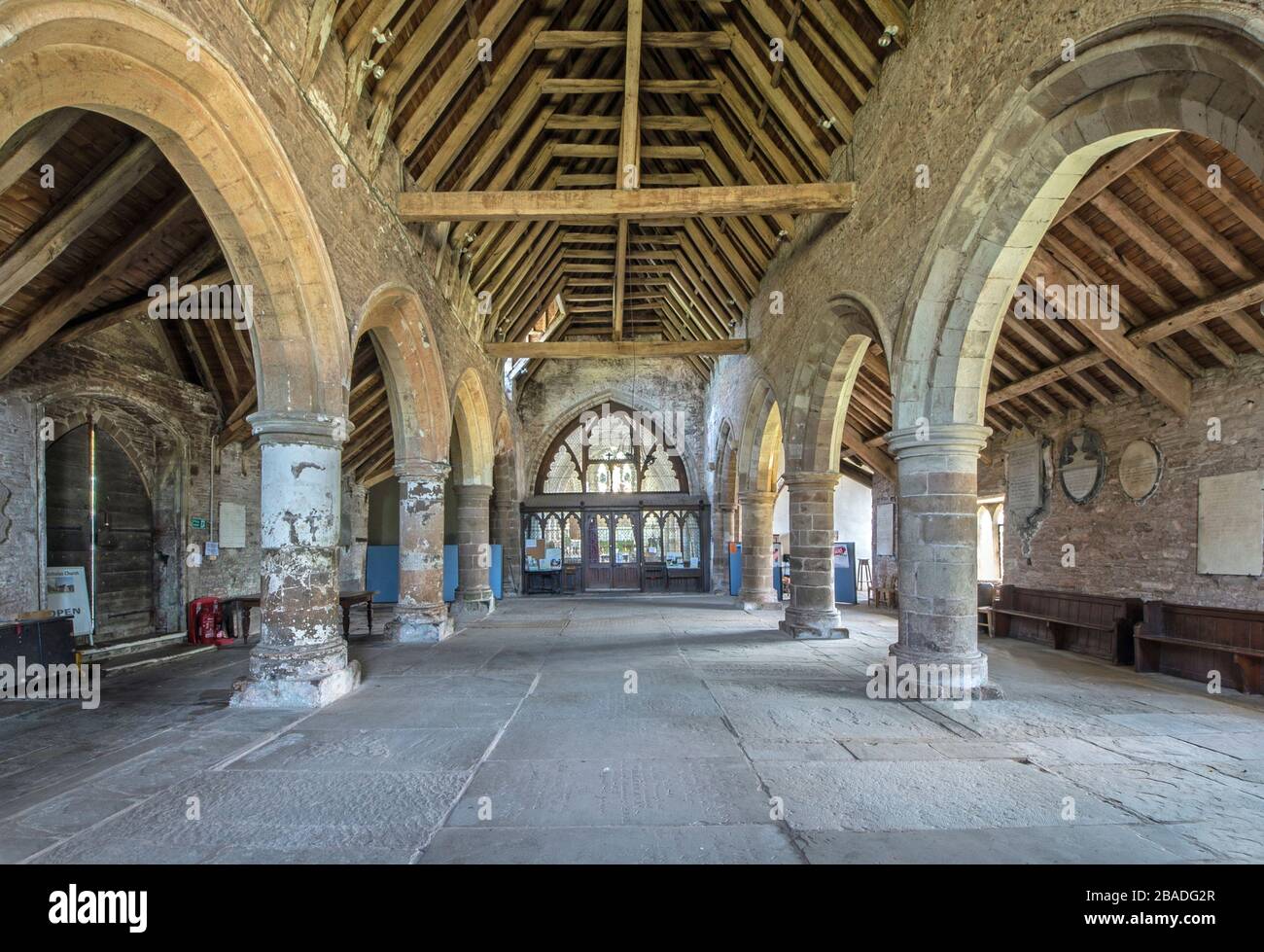 St Nicholas Chiesa Grosmont in Monmouthshire, interni. Una chiesa enorme e solo circa la metà in uso comune. Foto Stock