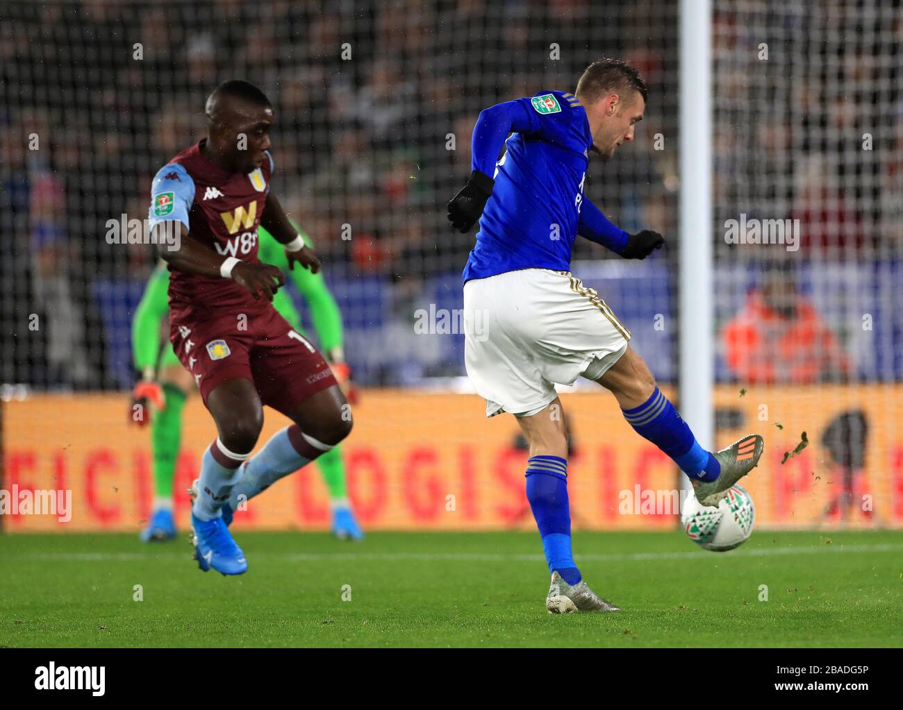 Jamie Vardy (a destra) di Leicester City spara verso l'obiettivo Foto Stock