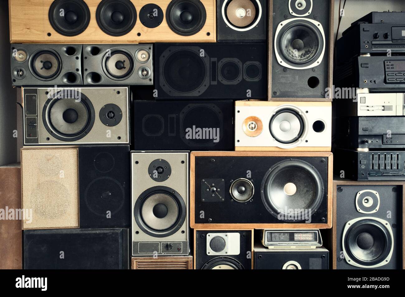 Altoparlanti per musica appesi al muro in stile vintage retrò, casse audio  impilate moderne Foto stock - Alamy