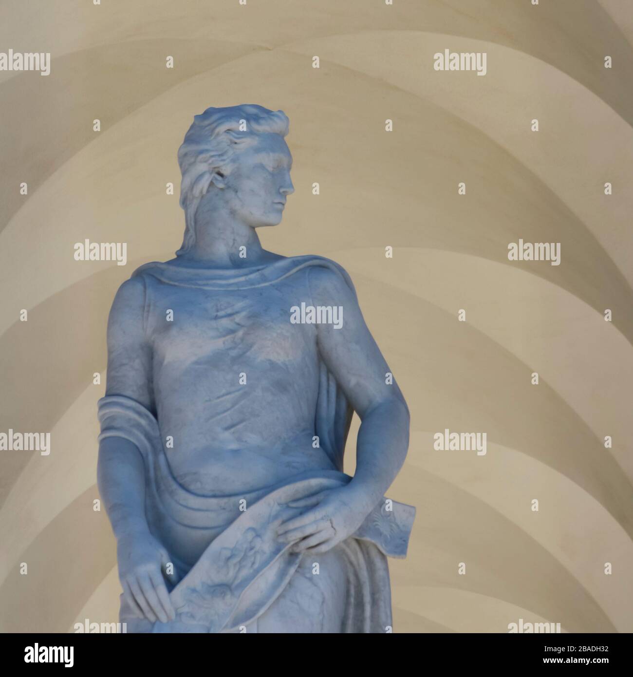 Statua femminile sotto archi architettonici (Roma, Italia) Foto Stock