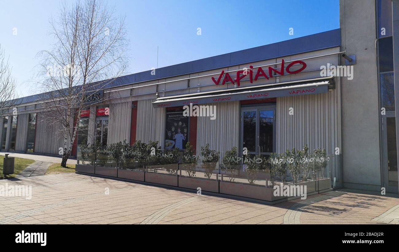 Győr, Ungheria, 03 10 2020: Logo Vapiano su un edificio. Vapiano è un franchise di ristoranti tedeschi. Foto Stock