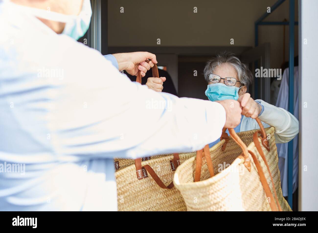 Consegna di cibo agli anziani in quarantena durante l'epidemia di Coronavirus del Covid-19 Foto Stock