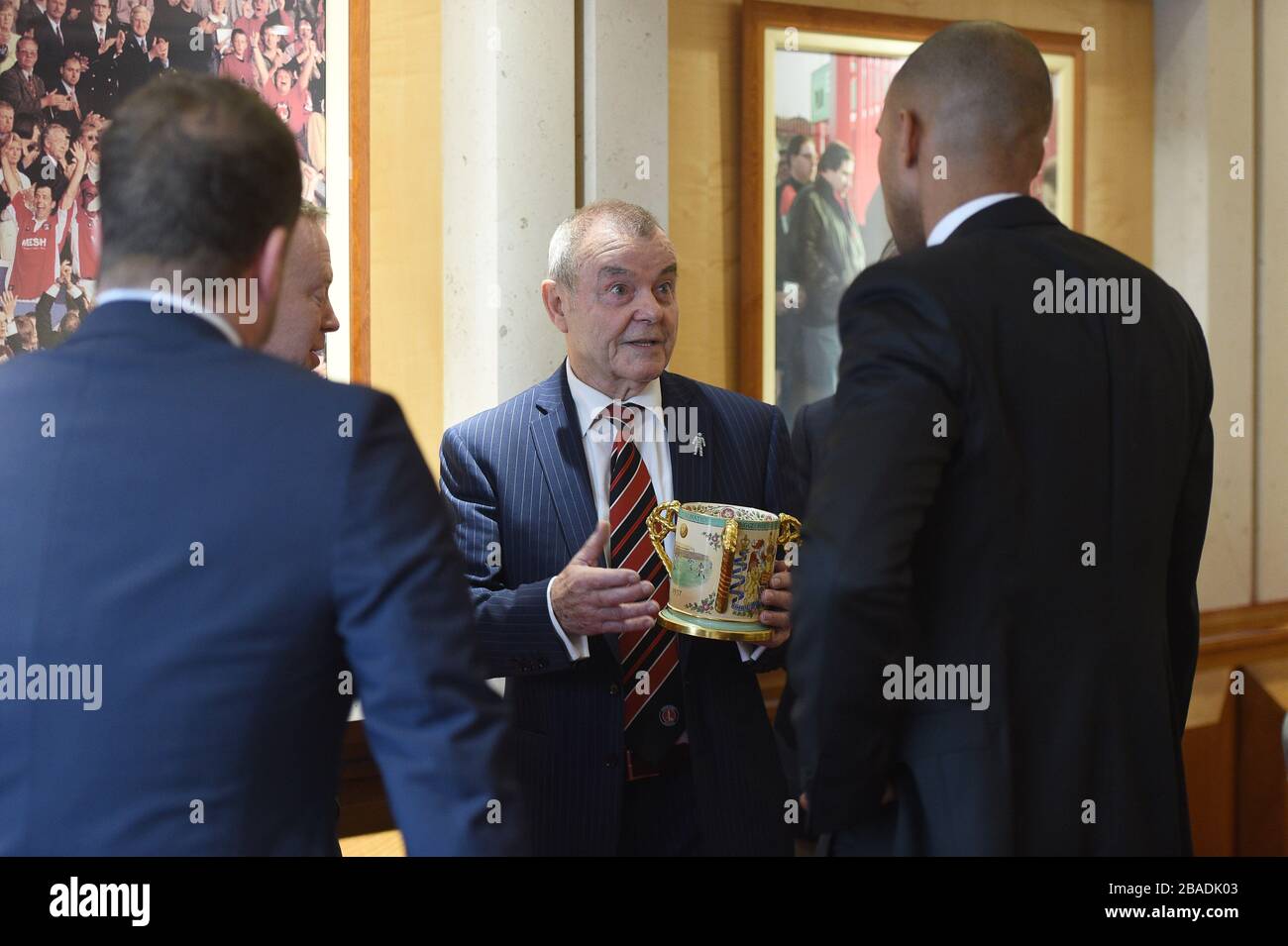 L'ambasciatore atletico di Charlton Keith Peacock con la Coppa d'amore Foto Stock