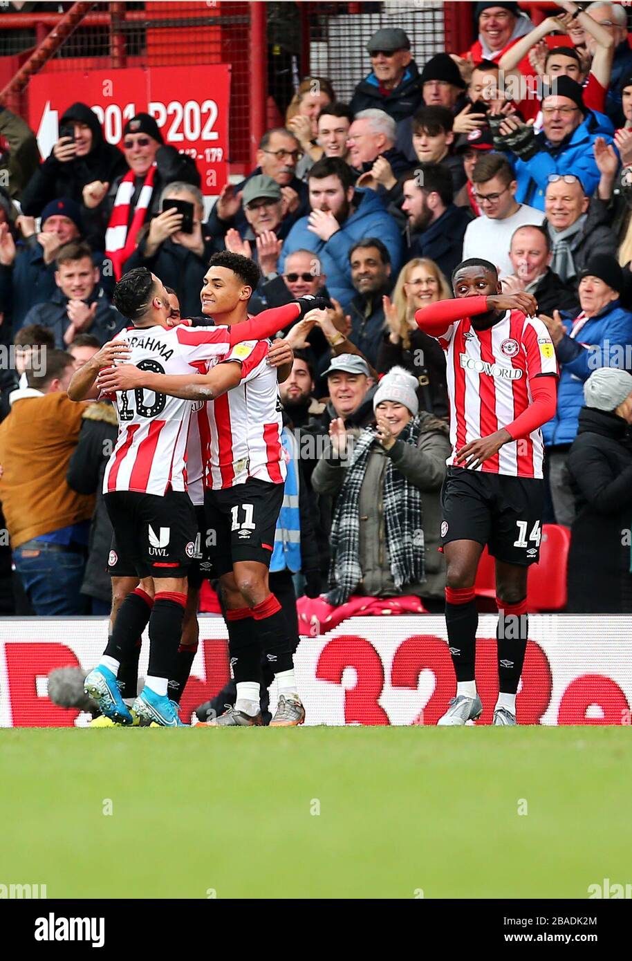 Brentford's Ollie Watkins celebra il punteggio al suo fianco il terzo obiettivo del gioco Foto Stock