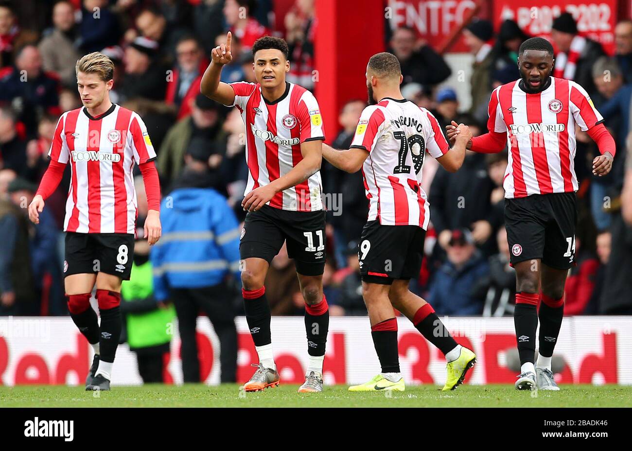 Brentford's Ollie Watkins celebra il punteggio al suo fianco il terzo obiettivo del gioco Foto Stock