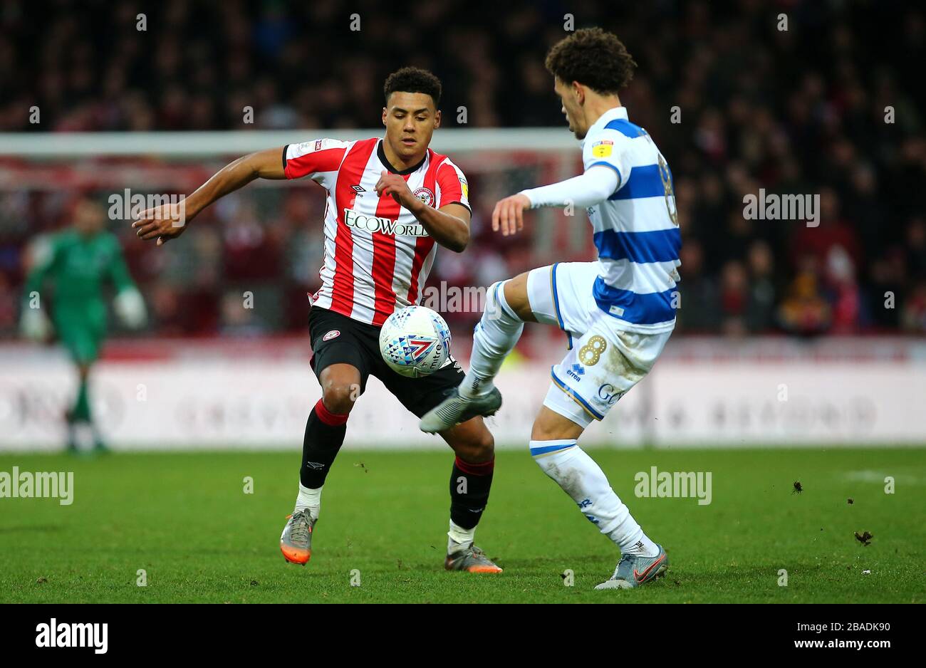 Ollie Watkins di Brentford (a sinistra) e Luke Amos di Queens Park Rangers si battono per la palla Foto Stock