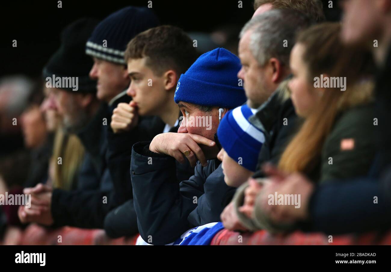 I fan dei Queens Park Rangers negli stand reagiscono Foto Stock