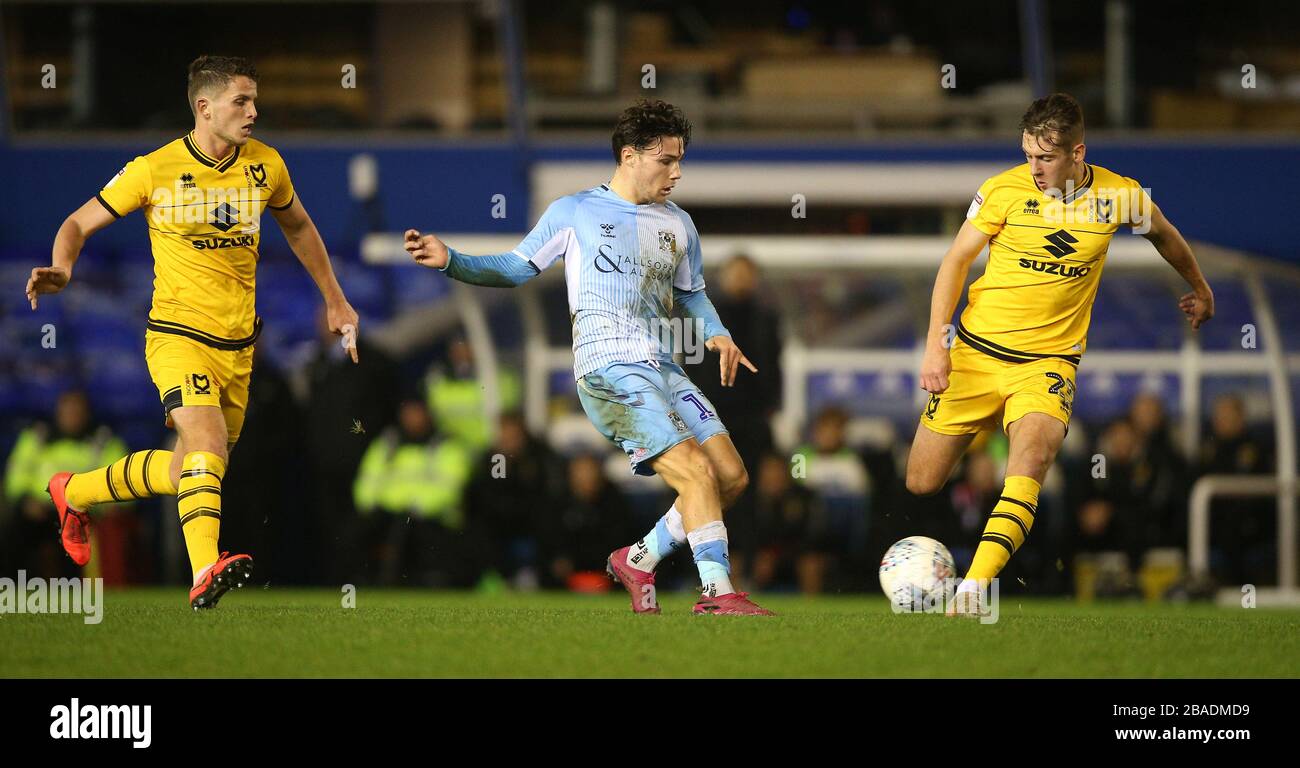 Callum o'Hare (al centro) e Callum Brittain (a destra) di Coventry City si battono per la palla Foto Stock