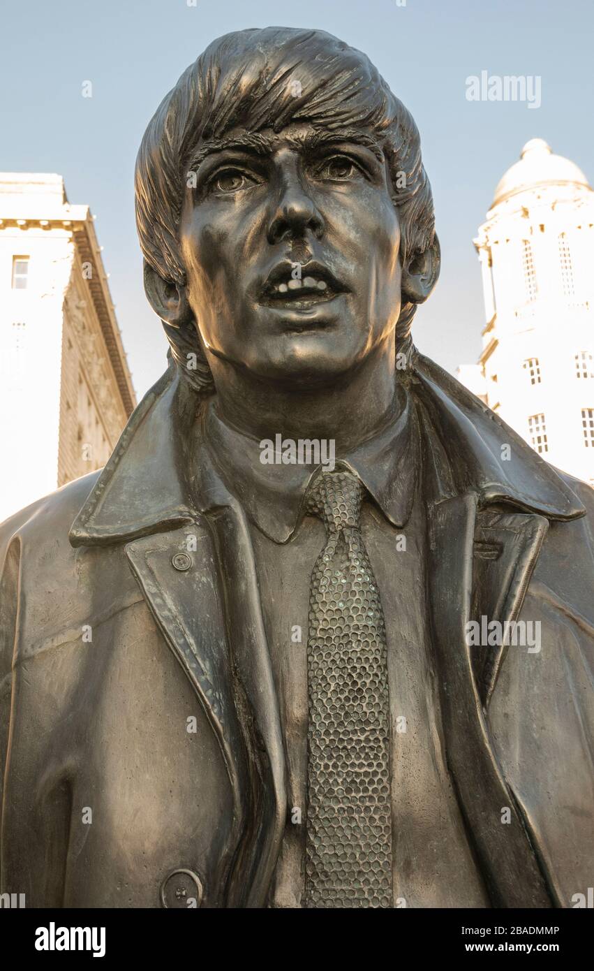 George Harrison, uno dei quattro Fab raffigurati nelle statue dei Beatles a Pier Head a Liverpool Foto Stock