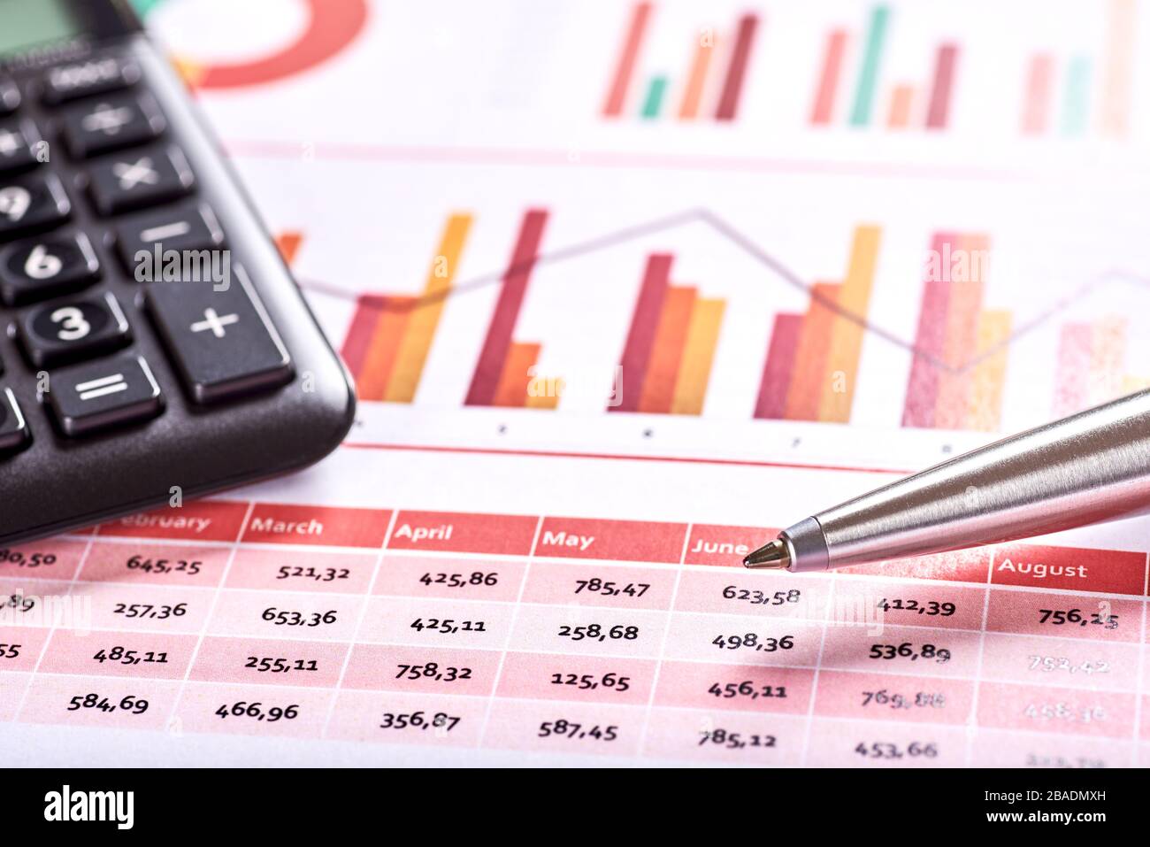 Foto della carta finanziaria arancione e di pianificazione con calcolatrice nera e penna d'argento. Spazio per il testo. Foto Stock