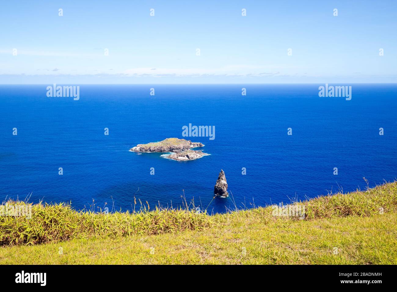 Vista dal villaggio di Orongo degli isolotti rocciosi di Motu Kao Kao, Motu Iti e Motu Nui sull'Isola di Pasqua. Isola di Pasqua, Cile Foto Stock