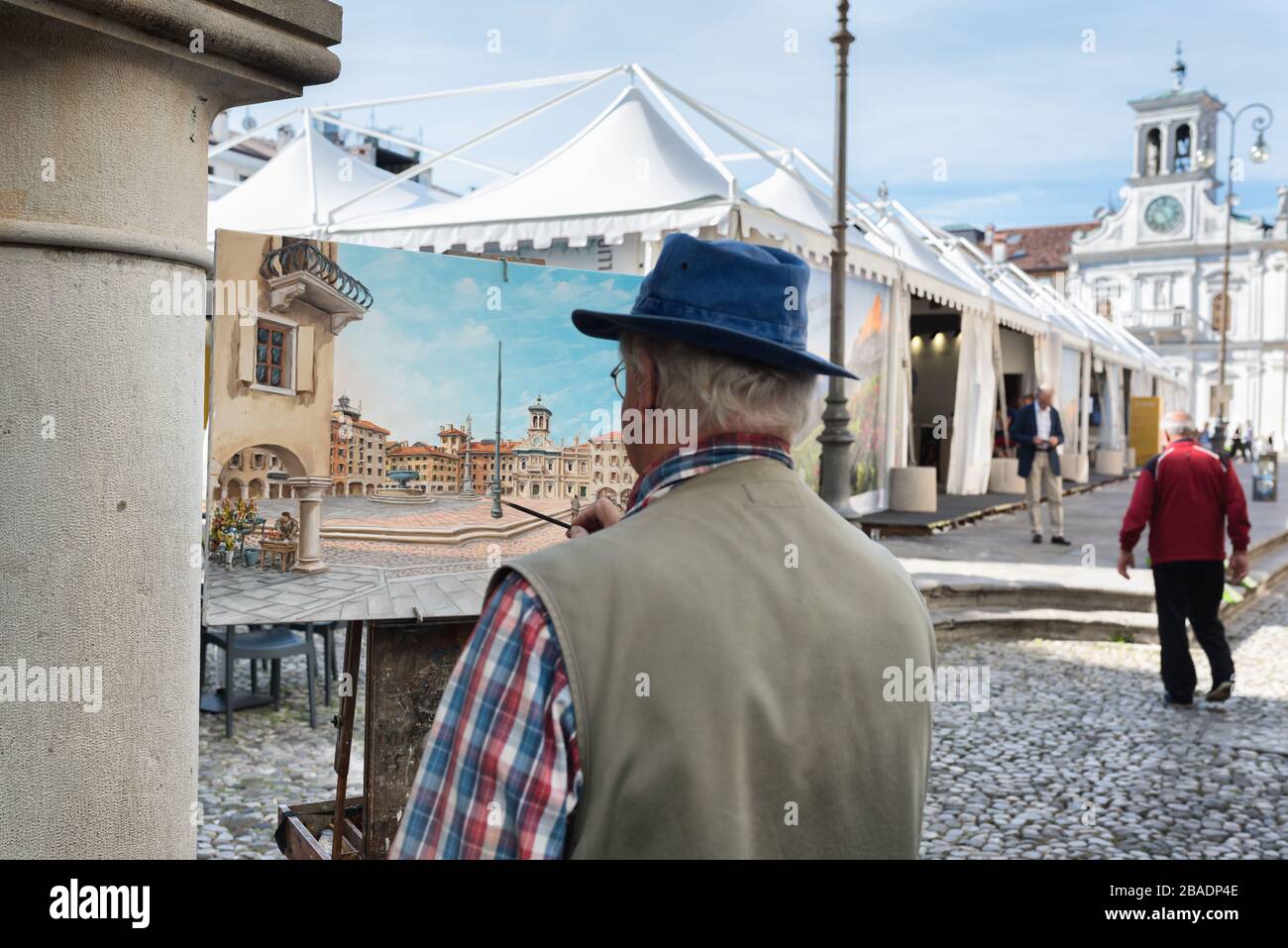 Artista pittura una vista di una bella piazza italiana. Piazza San Giacomo, Udine, Friuli Venezia Giulia, Italia. Foto Stock