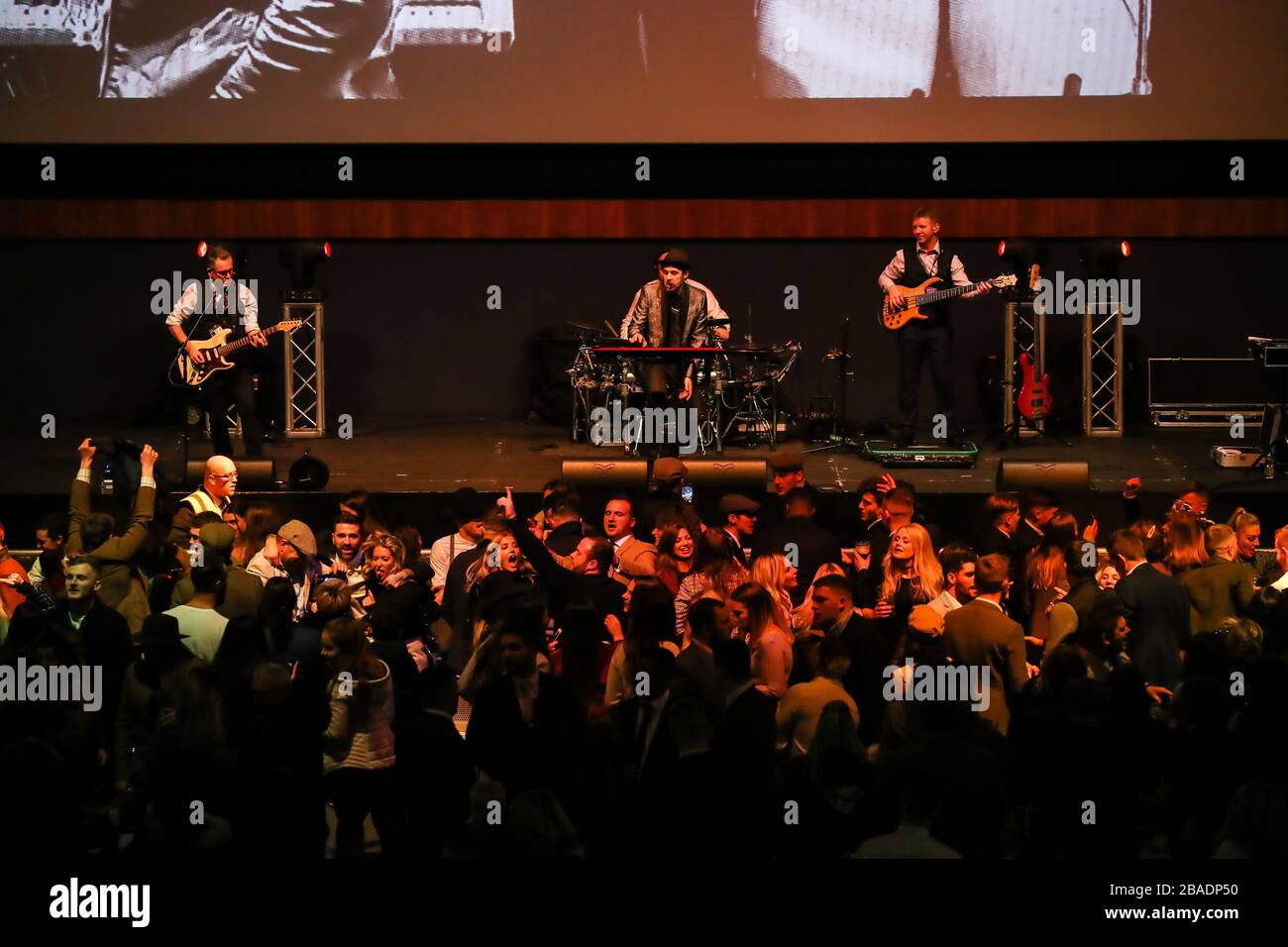 Una band dal vivo si esibisce al termine delle corse durante il New Year's Day Meeting all'ippodromo di Cheltenham Foto Stock
