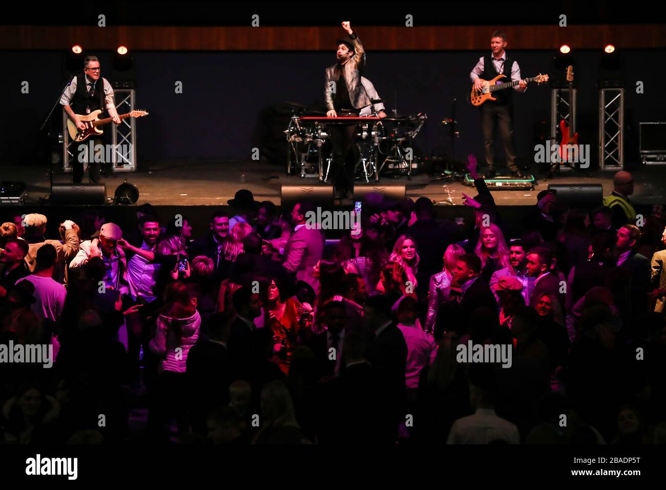 Una band dal vivo si esibisce al termine delle corse durante il New Year's Day Meeting all'ippodromo di Cheltenham Foto Stock