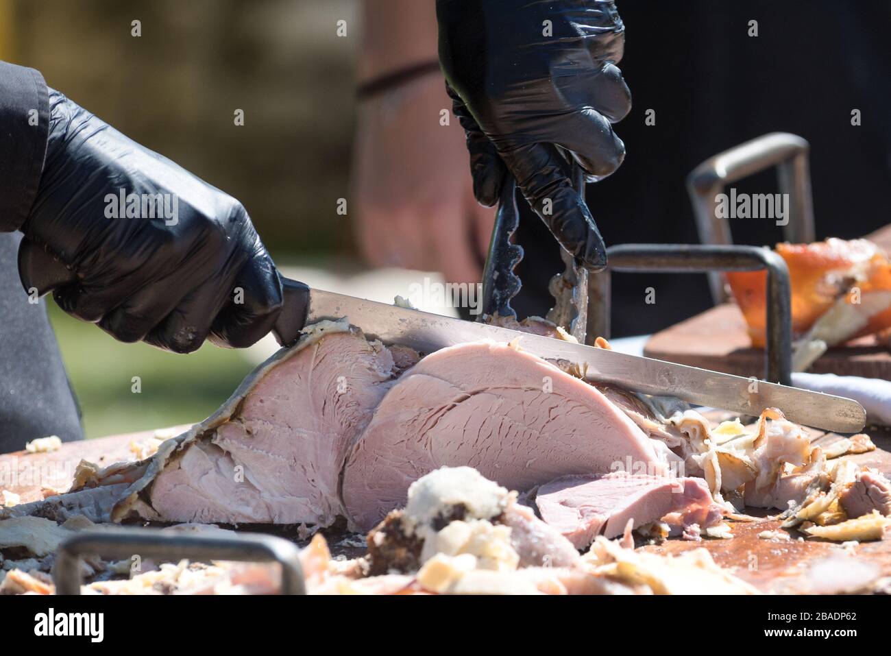 Taglio di manzo arrostito durante una festa di nozze all'aperto. Cucina italiana. Foto Stock