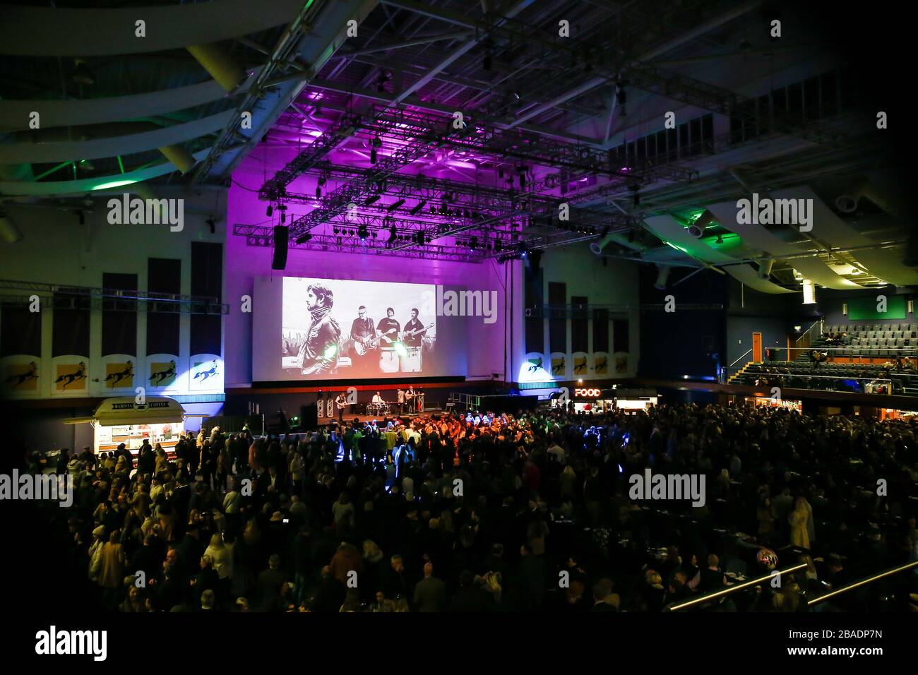 Una band dal vivo si esibisce al termine delle corse durante il New Year's Day Meeting all'ippodromo di Cheltenham Foto Stock