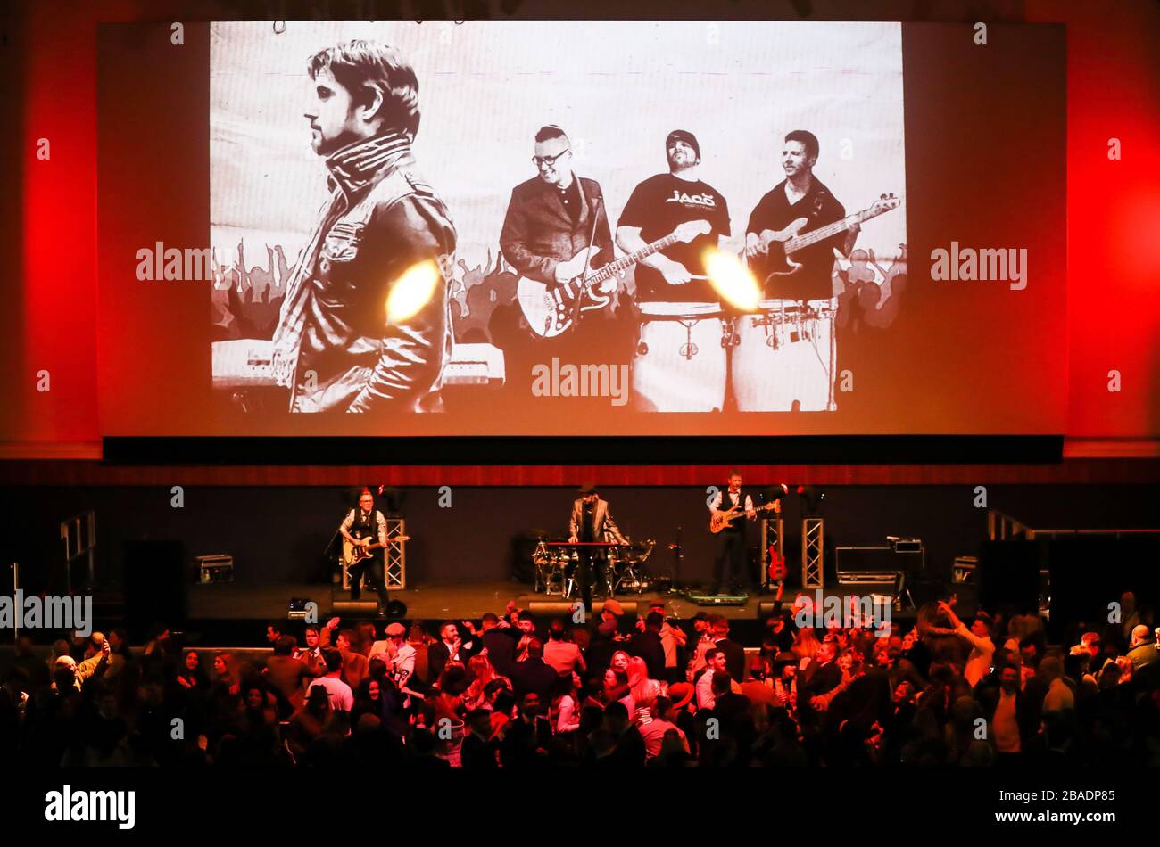 Una band dal vivo si esibisce al termine delle corse durante il New Year's Day Meeting all'ippodromo di Cheltenham Foto Stock
