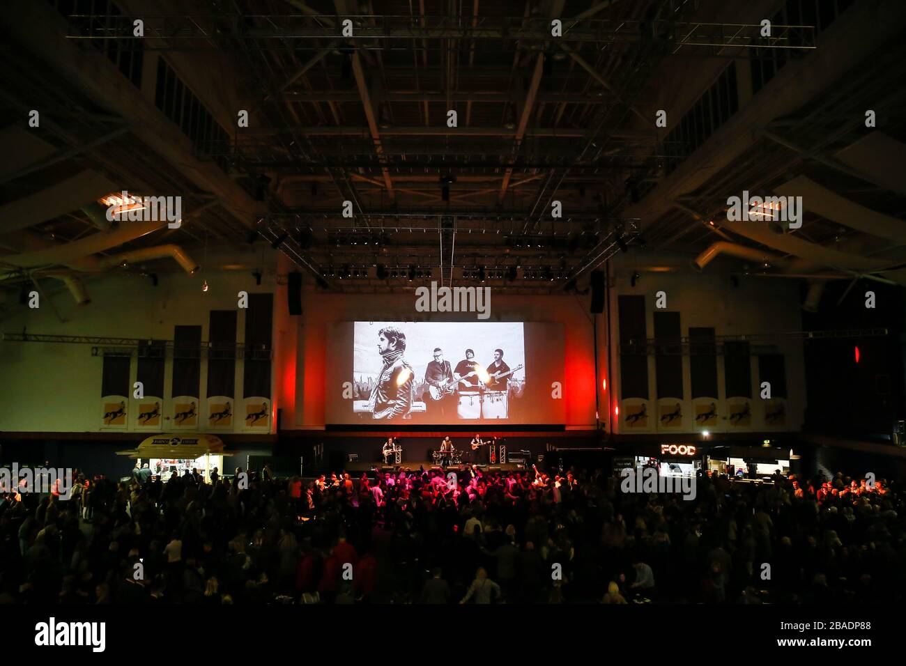 Una band dal vivo si esibisce al termine delle corse durante il New Year's Day Meeting all'ippodromo di Cheltenham Foto Stock