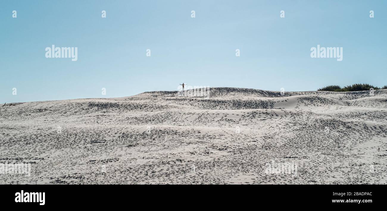 Meravigliose dune di sabbia nel sud-ovest della Sardegna con un uomo che si chiede la natura. Porto Pino, Sant'Anna Arresi, Provincia di Carbonia e Iglesias, Sard Foto Stock