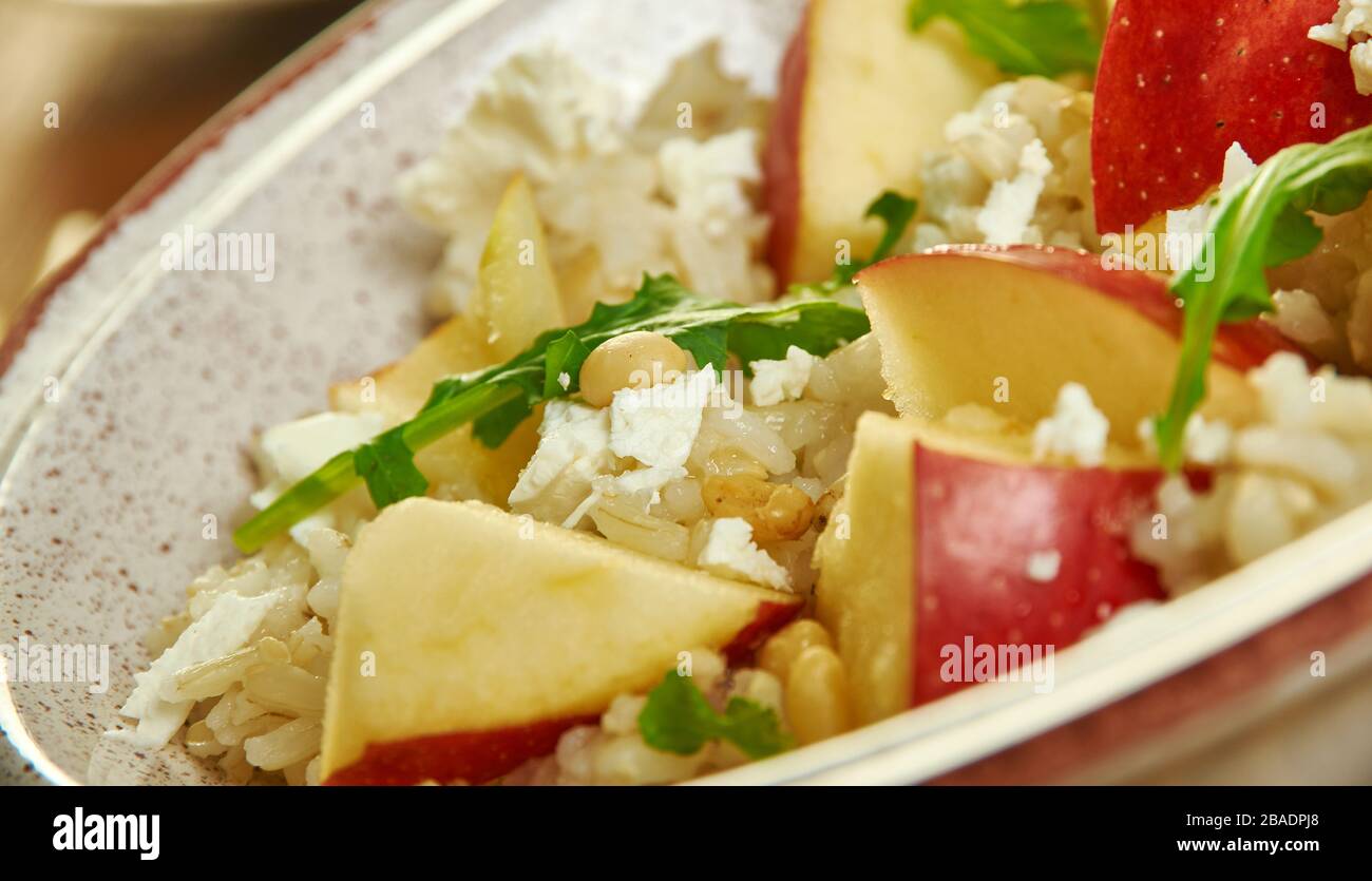 Insalata di orzo perlato con mele, rucola e pinoli Foto Stock