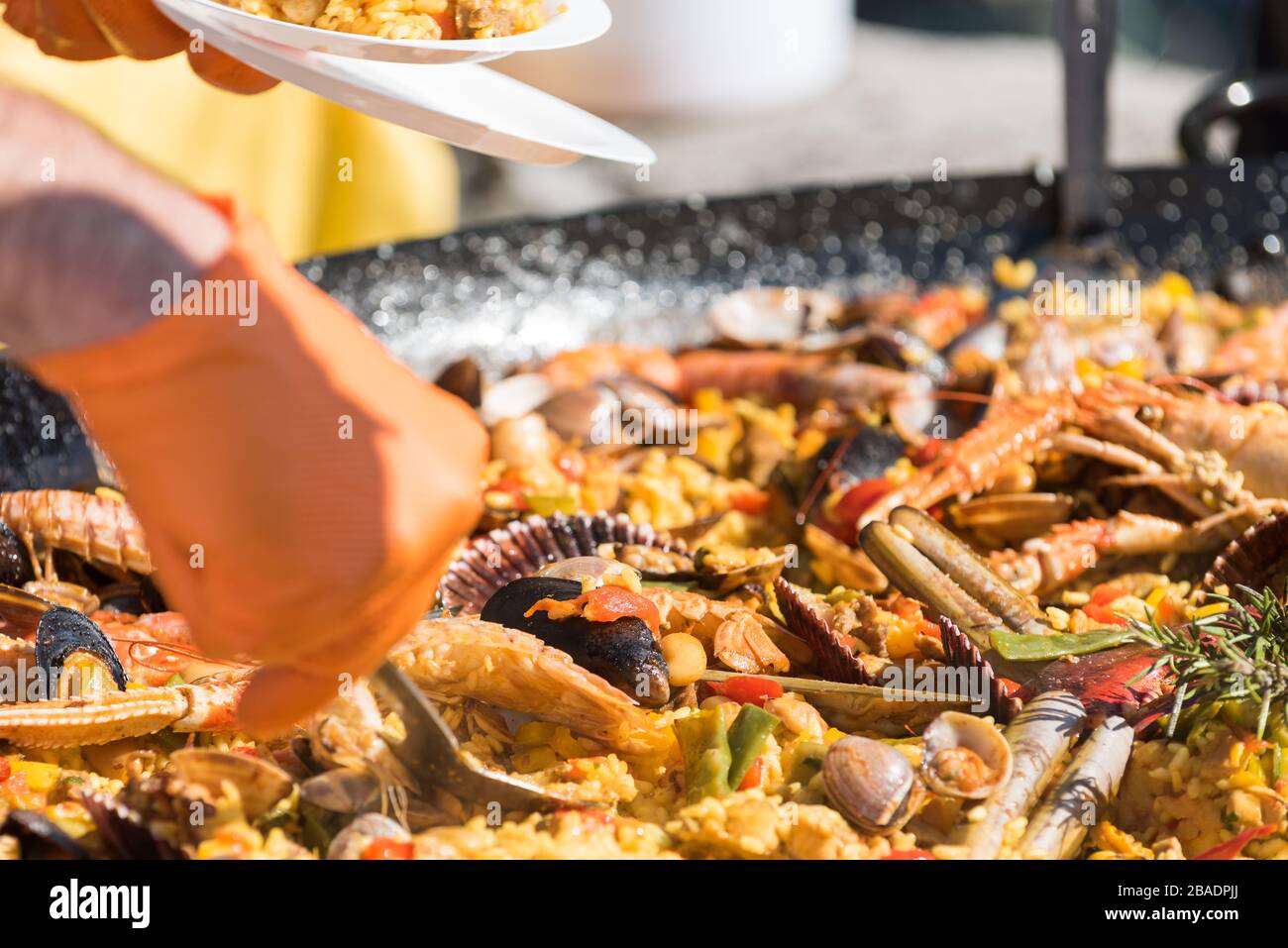 Paella servita dal piatto tradizionale. Cucina Spagnola, concetto di pesce. Foto Stock