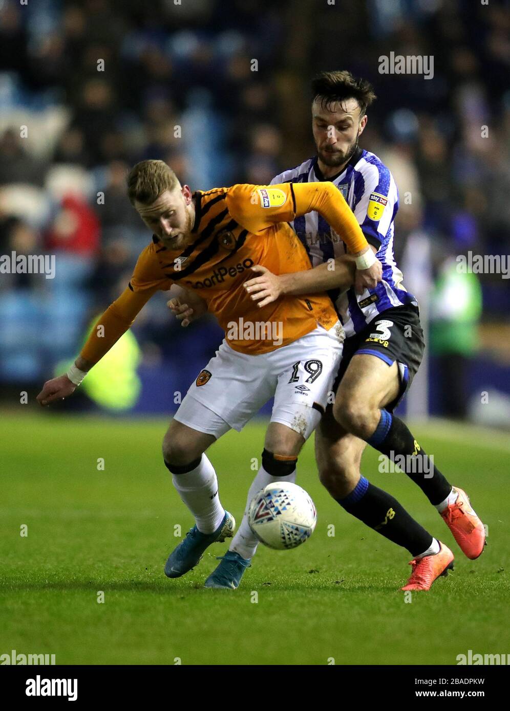 Morgan Fox (a destra) di Sheffield Wednesday e Josh Bowler di Hull City combattono per la palla Foto Stock