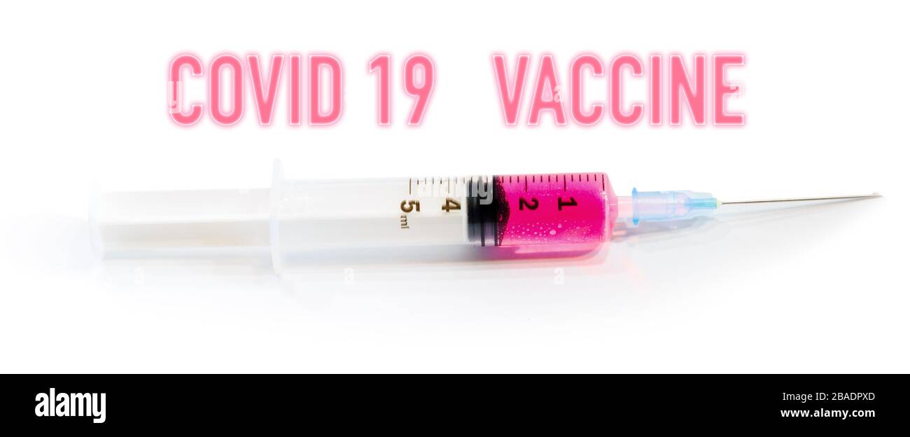 Siringa con vaccino isolato su fondo bianco. Concetto di cura COVID-19, ricerca scientifica, ricercatori, aziende farmaceutiche, umano Foto Stock