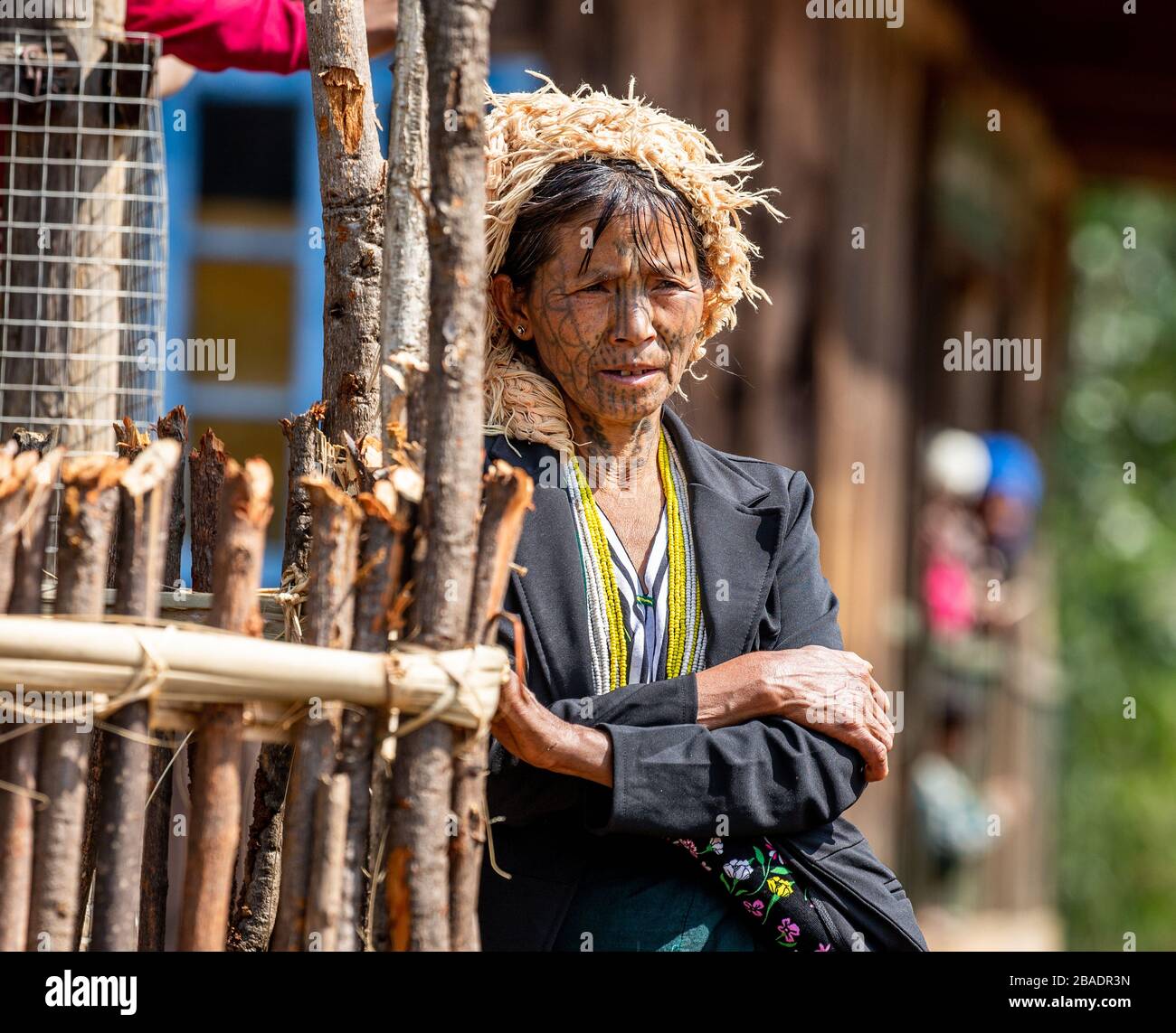 Ritratto di una vecchia donna Chin in abito tradizionale con un tatuaggio sul suo viso. 16 febbraio 2019, Myanmar. Foto Stock